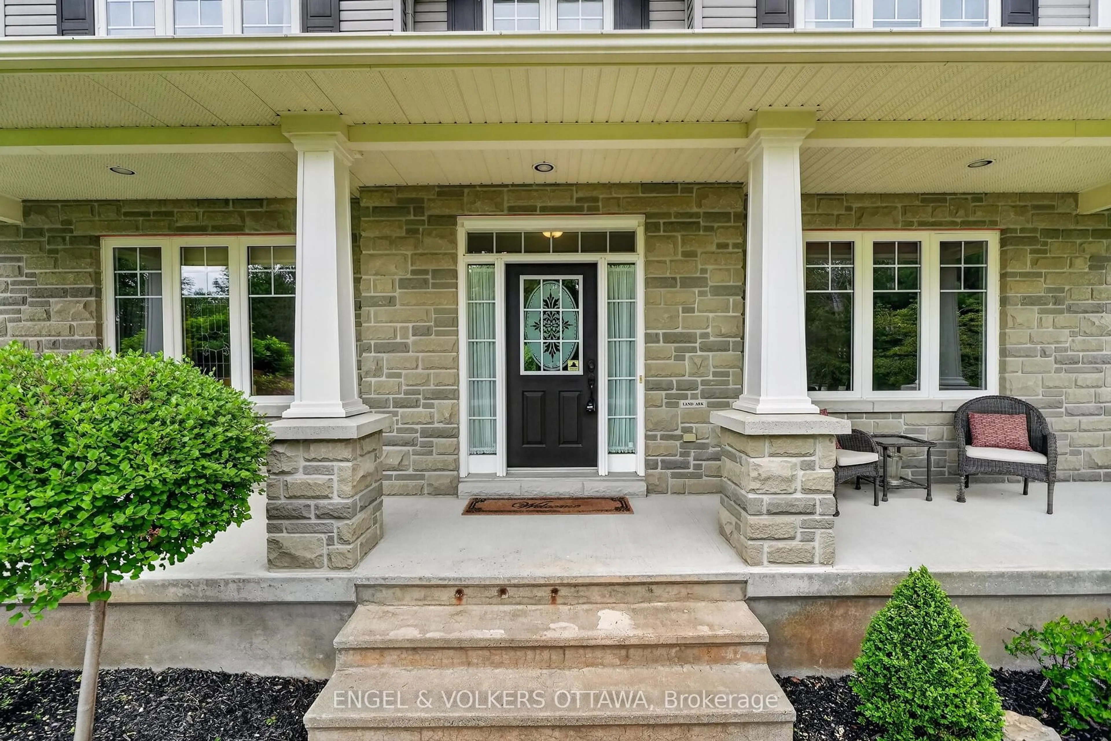 Indoor entryway for 1599 Landel Dr, Kanata Ontario K2W 1C6