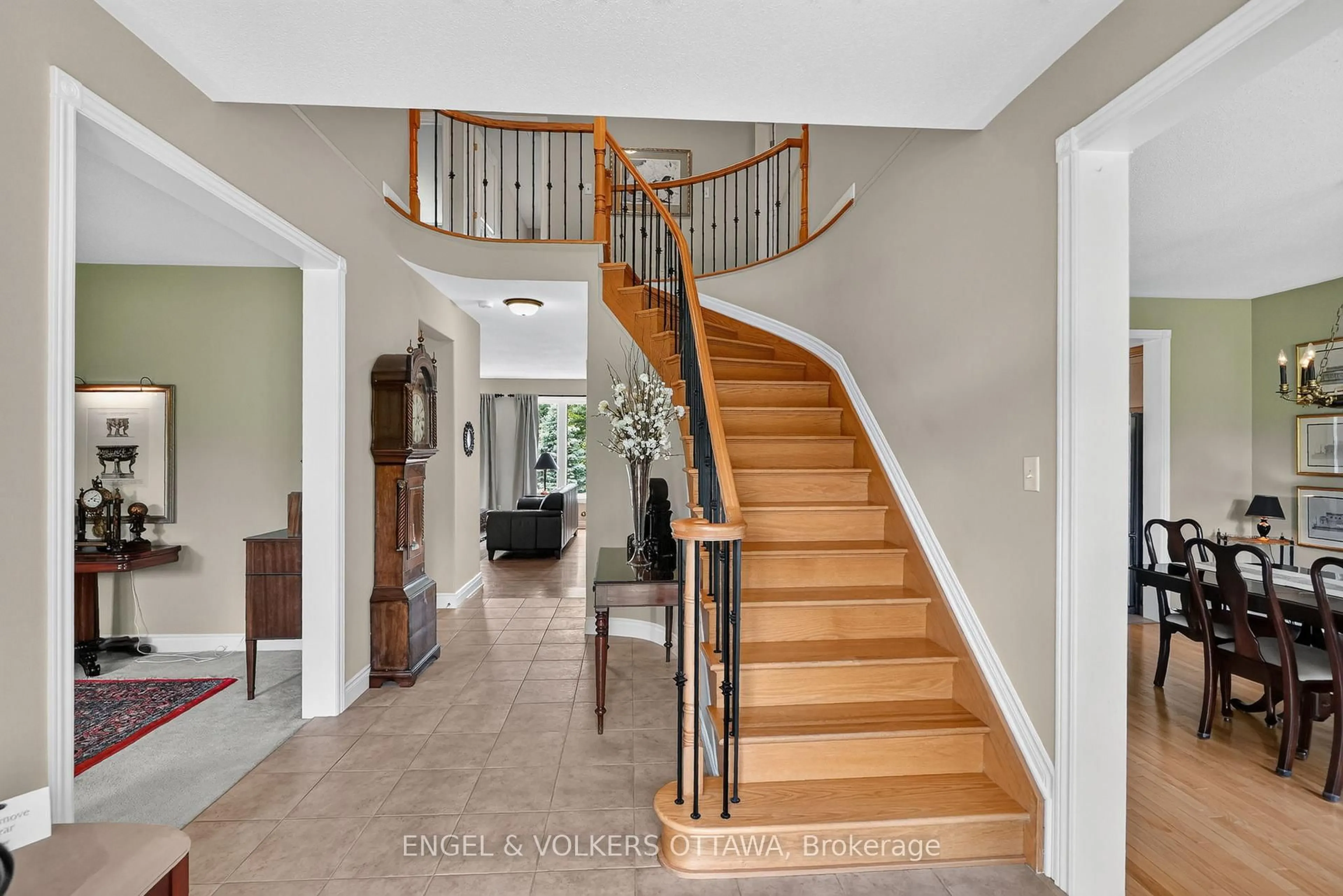 Indoor entryway for 1599 Landel Dr, Kanata Ontario K2W 1C6
