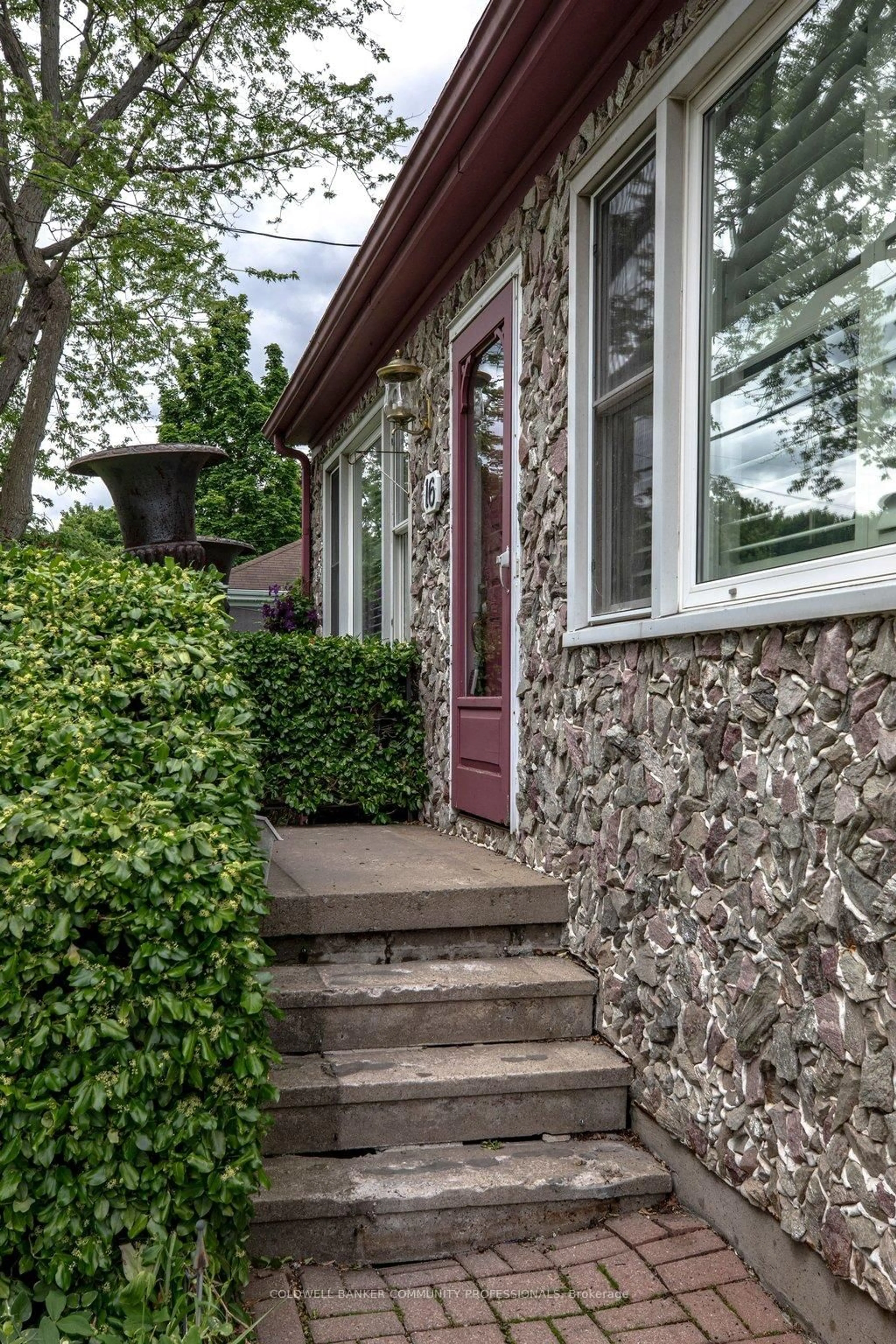 Unknown for 16 Sussex St, Hamilton Ontario L8S 2E1