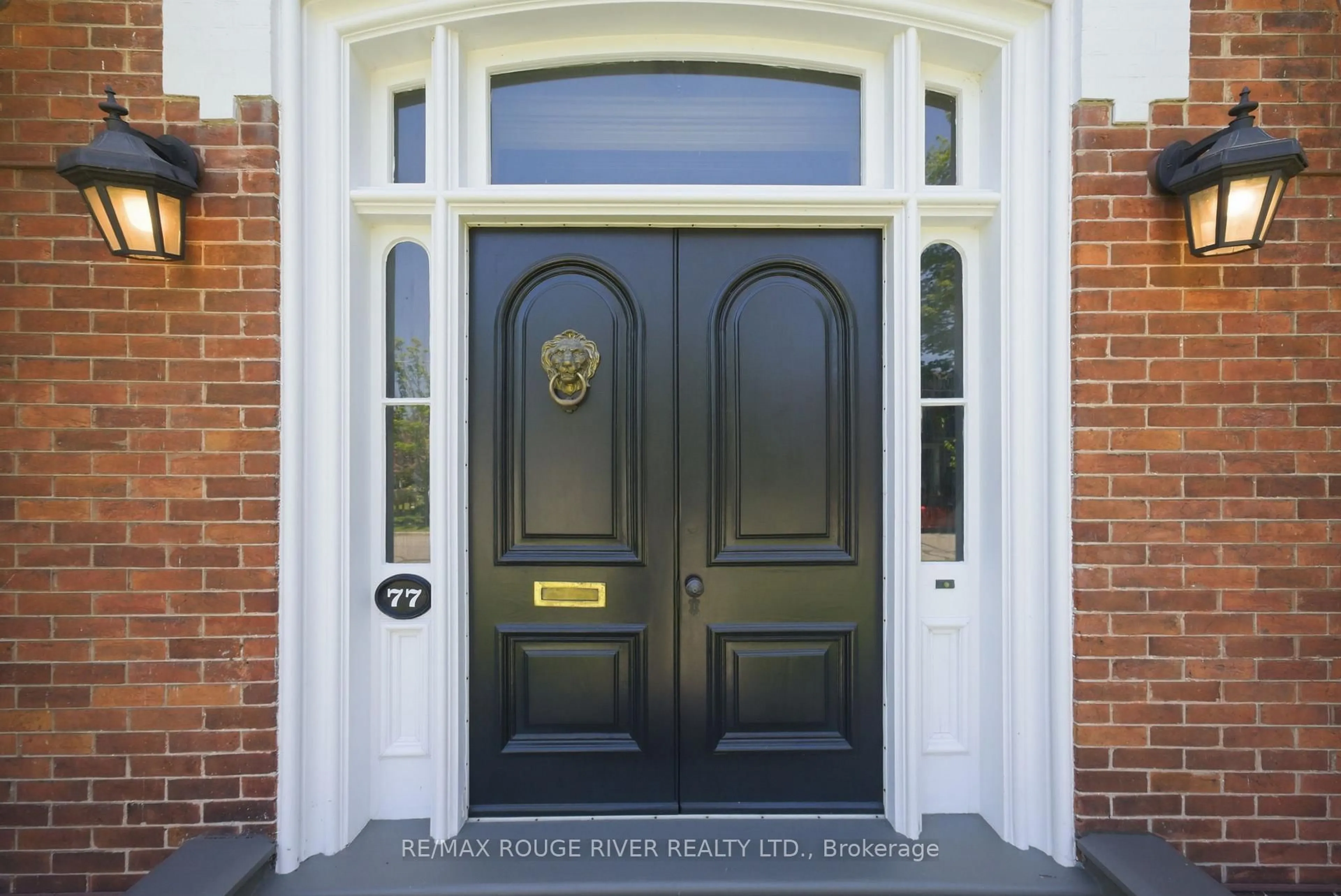 Indoor entryway for 77 Havelock St, Cobourg Ontario K9A 2J5
