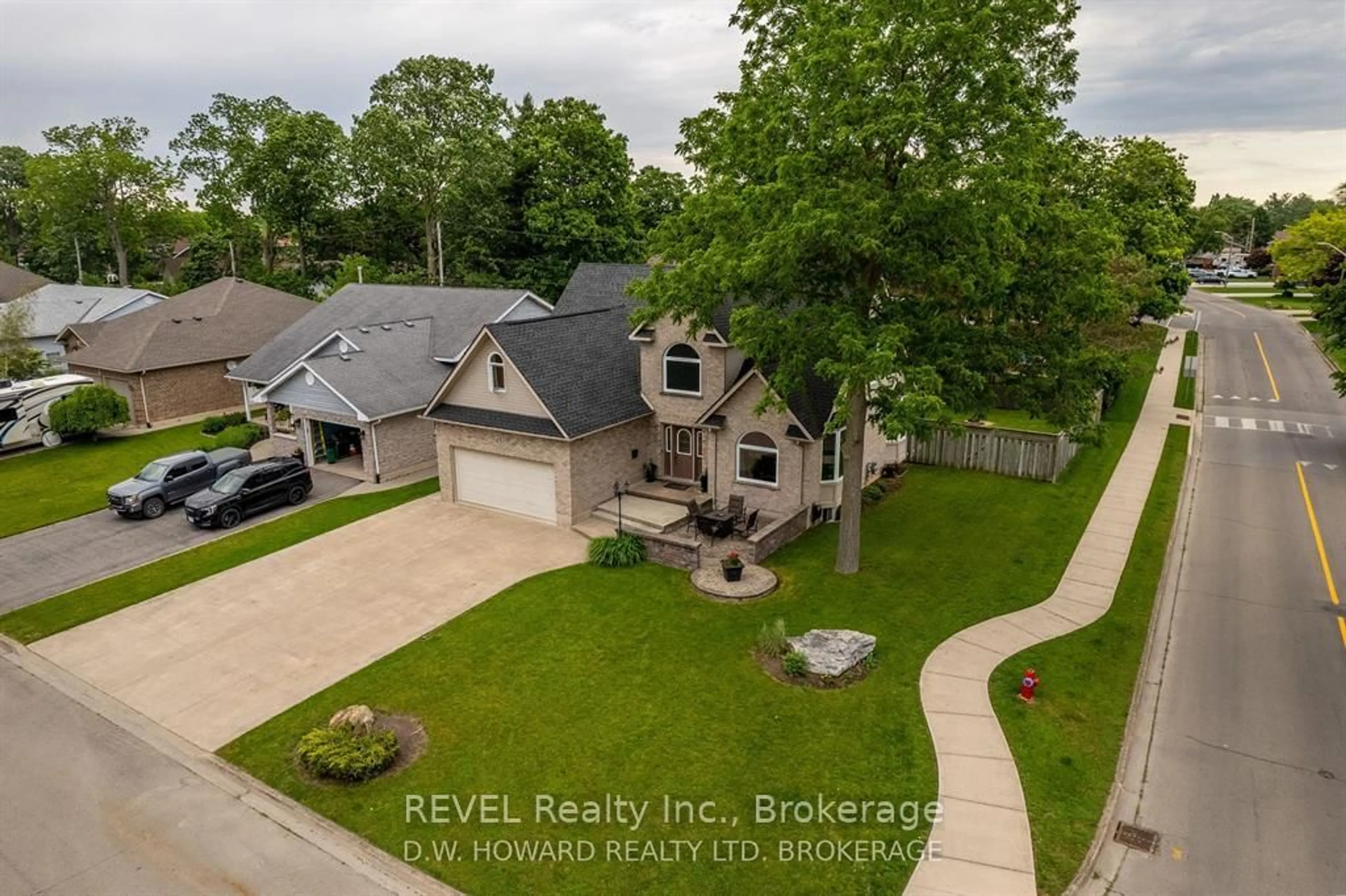 A pic from outside/outdoor area/front of a property/back of a property/a pic from drone, street for 45 Westwood Dr, Port Colborne Ontario L3K 6B9