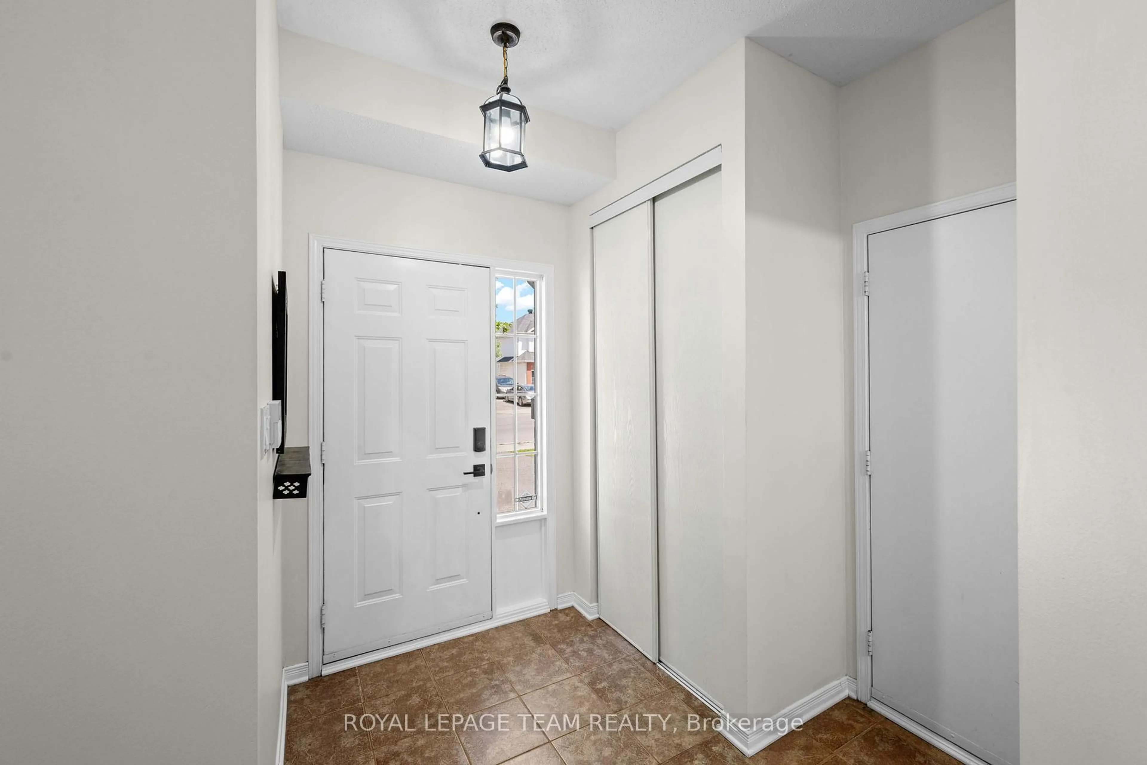 Indoor entryway for 73 Deerfox Dr, Ottawa Ontario K2J 4V1