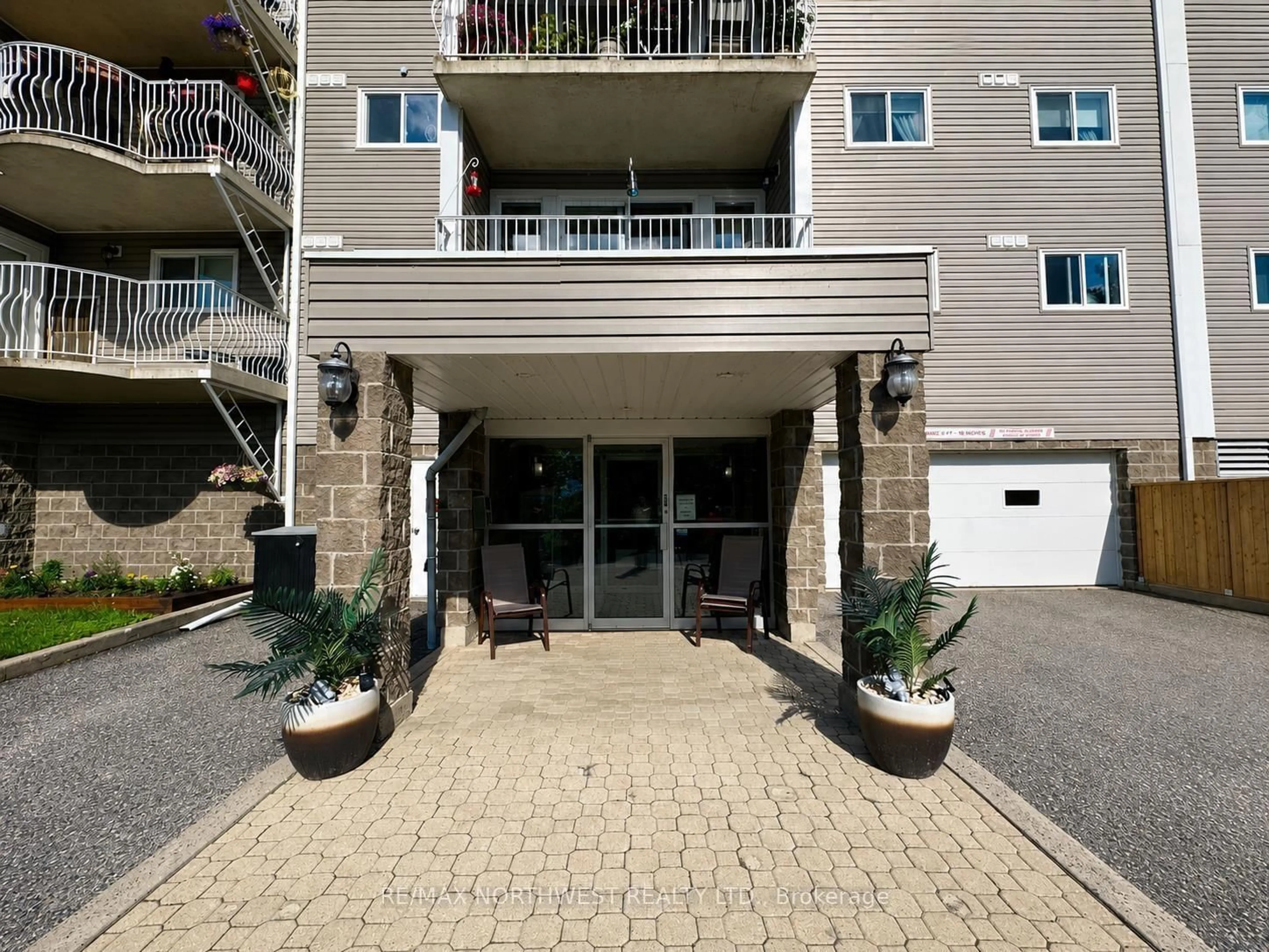 Indoor foyer for 471 Lakeview Drive #104, Kenora Ontario P9N 4G7