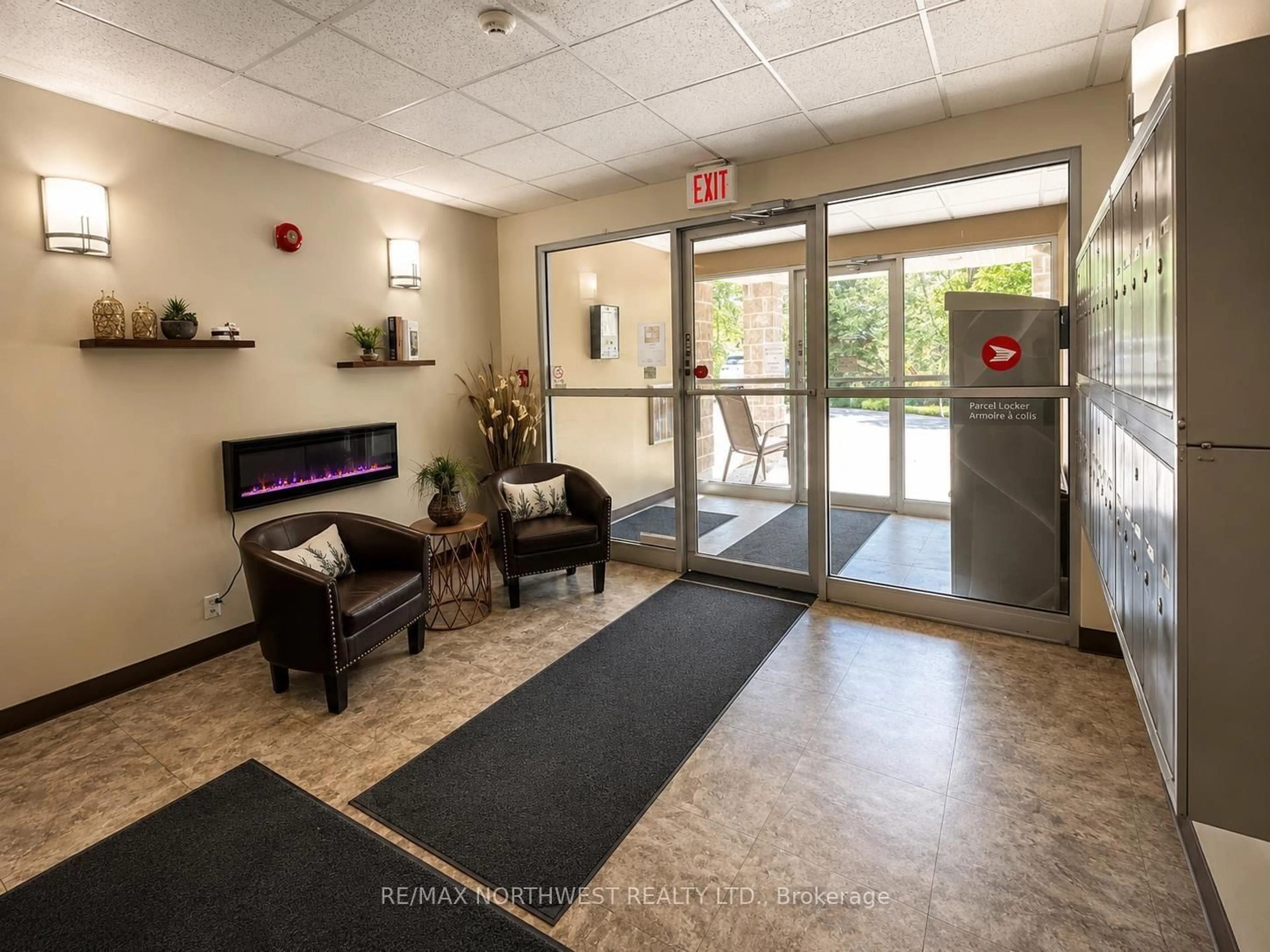 Indoor foyer for 471 Lakeview Drive #104, Kenora Ontario P9N 4G7
