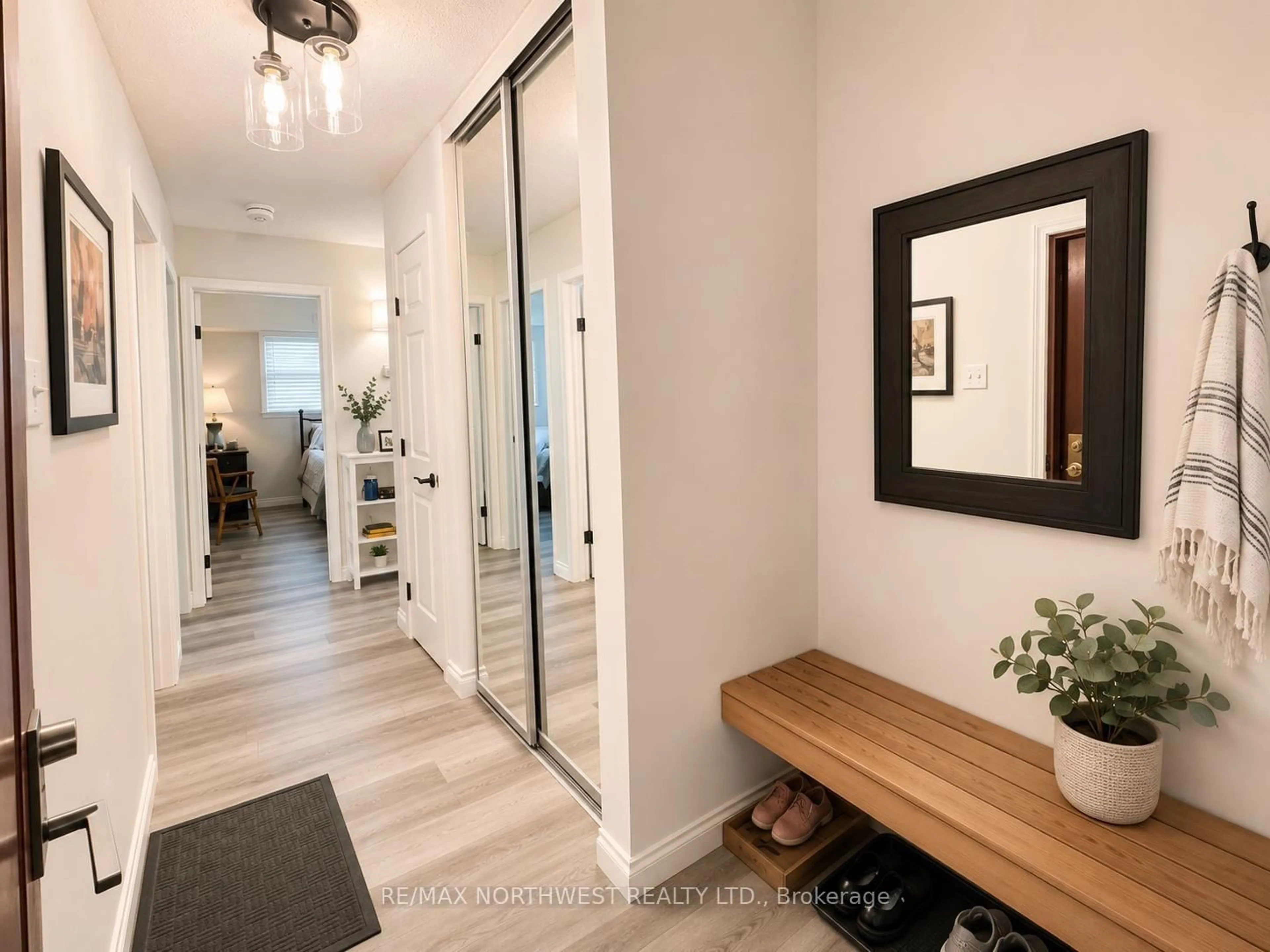Indoor entryway for 471 Lakeview Drive #104, Kenora Ontario P9N 4G7