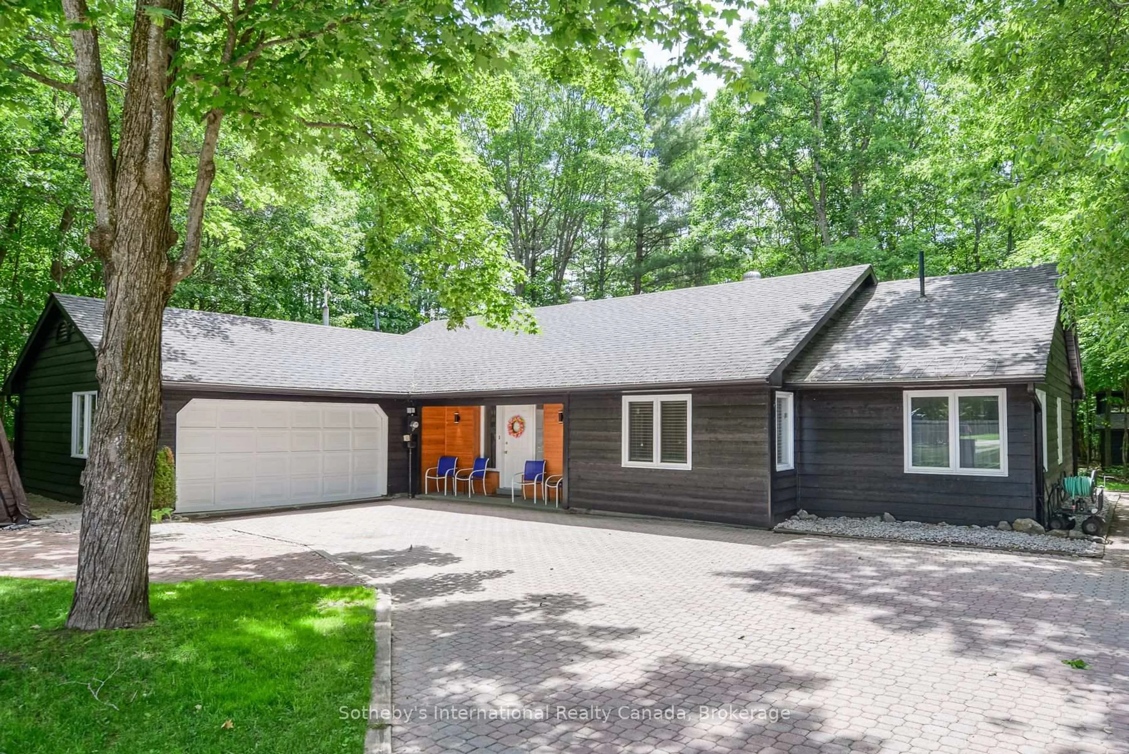 Home with vinyl exterior material, street for 200 Tiffany Tr, Gravenhurst Ontario P1P 1A6