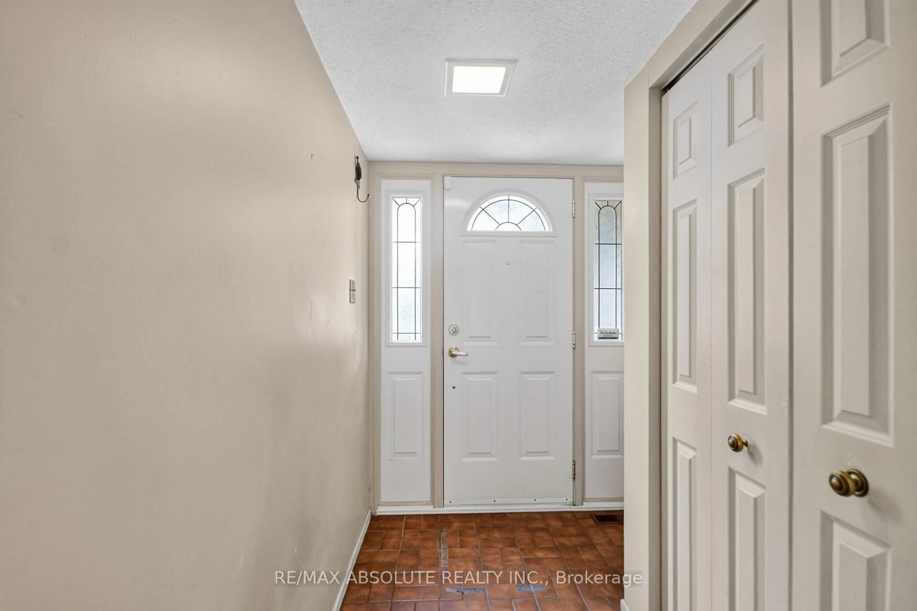 Indoor entryway for 32 Sage Cres, Barrhaven Ontario K2J 1T4