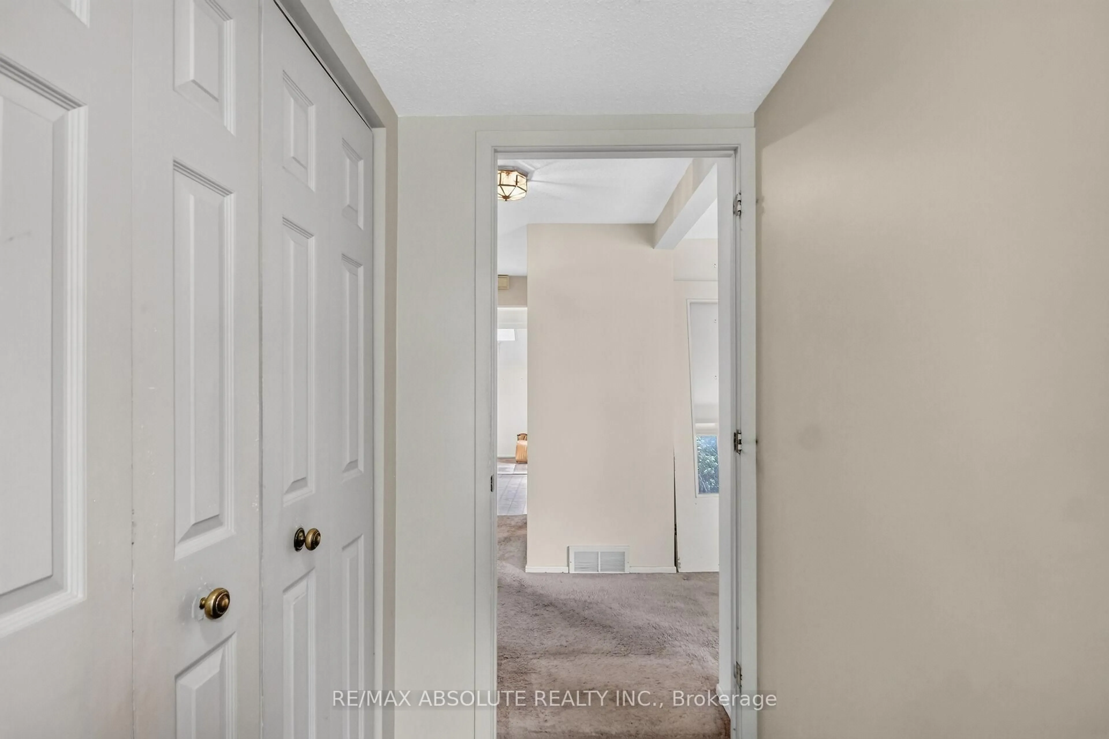 Indoor entryway for 32 Sage Cres, Barrhaven Ontario K2J 1T4