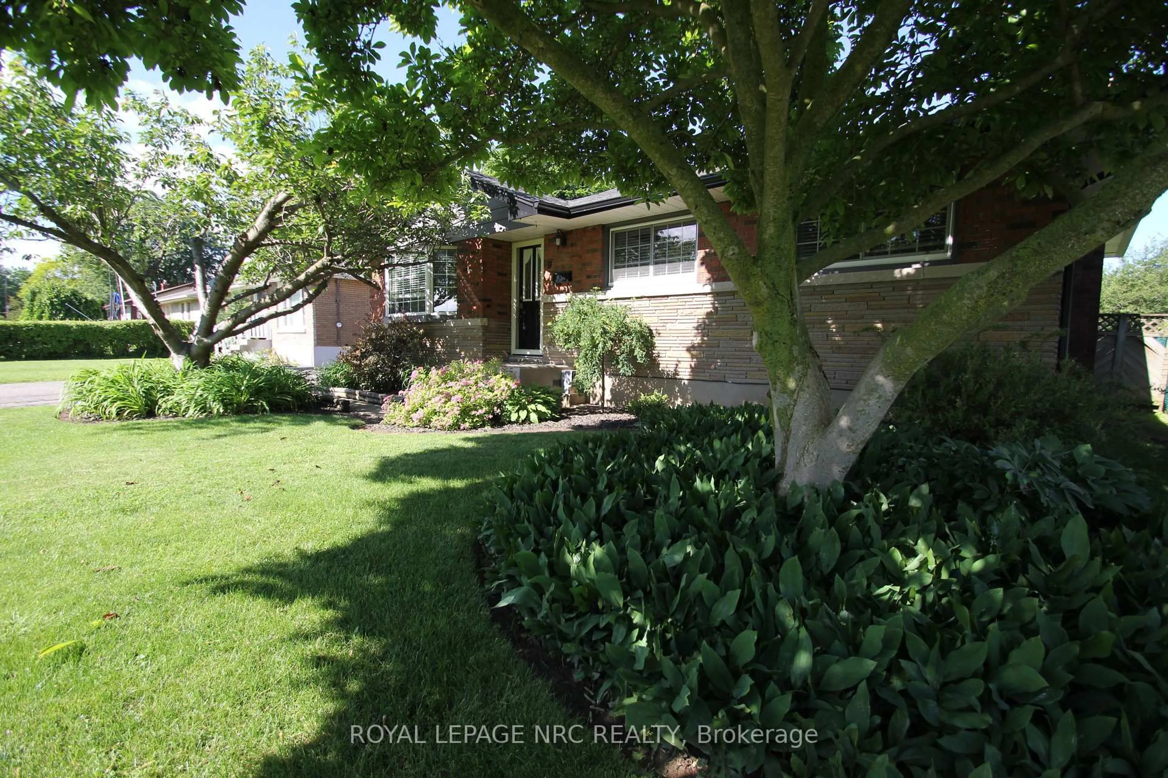 A pic from outside/outdoor area/front of a property/back of a property/a pic from drone, street for 9 Greenhill Dr, Thorold Ontario L2V 1W4