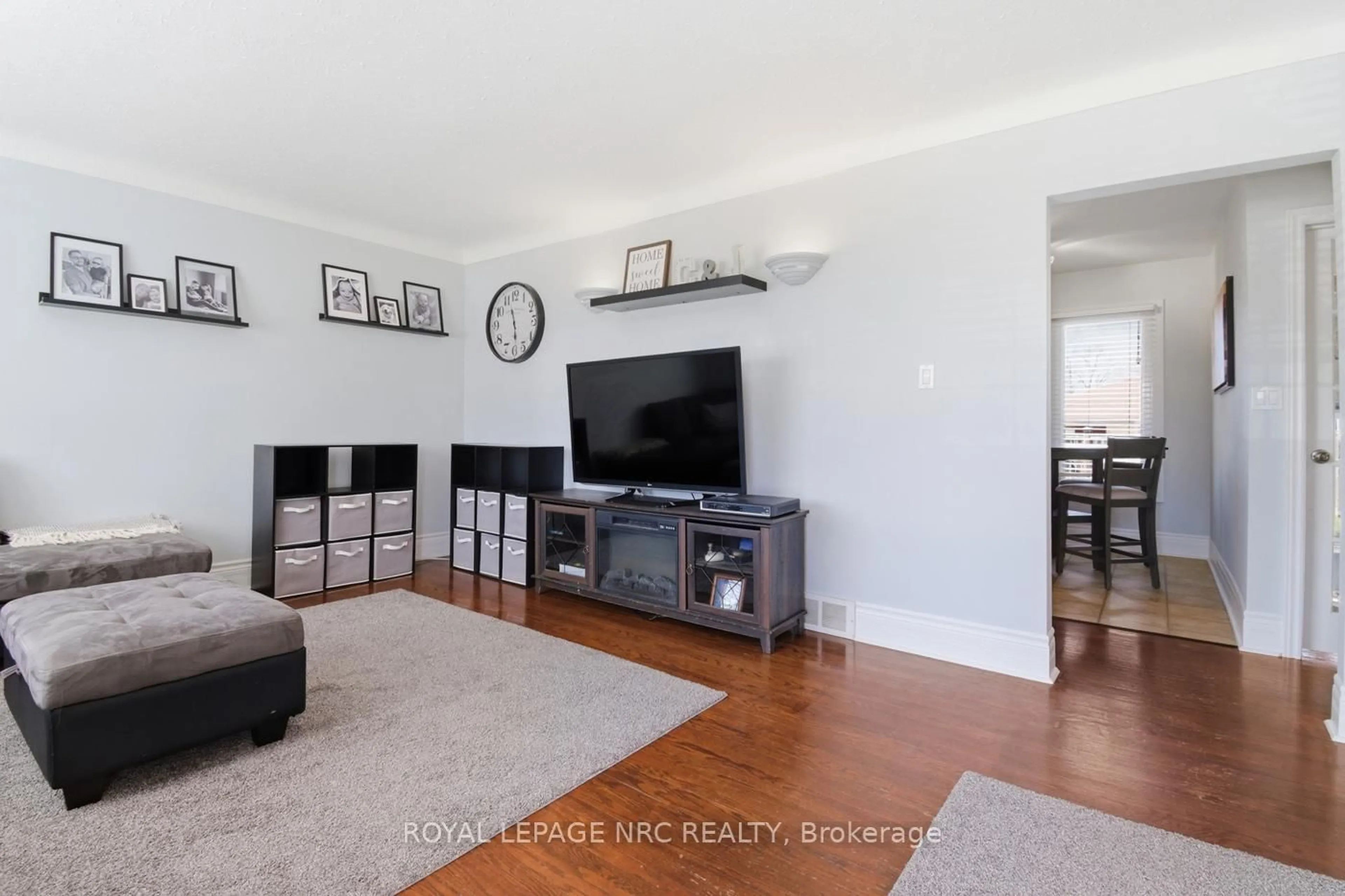 Living room with furniture, wood/laminate floor for 9 Greenhill Dr, Thorold Ontario L2V 1W4