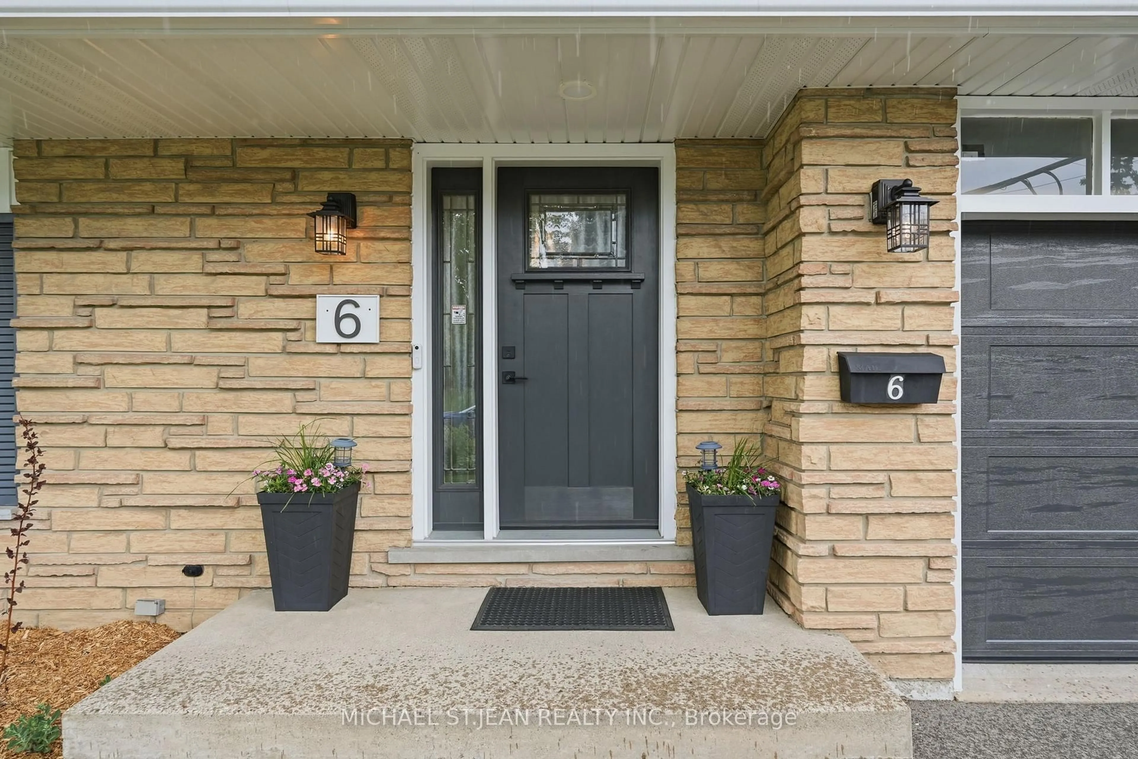 Indoor entryway for 6 Darlington Dr, Hamilton Ontario L9C 2L7