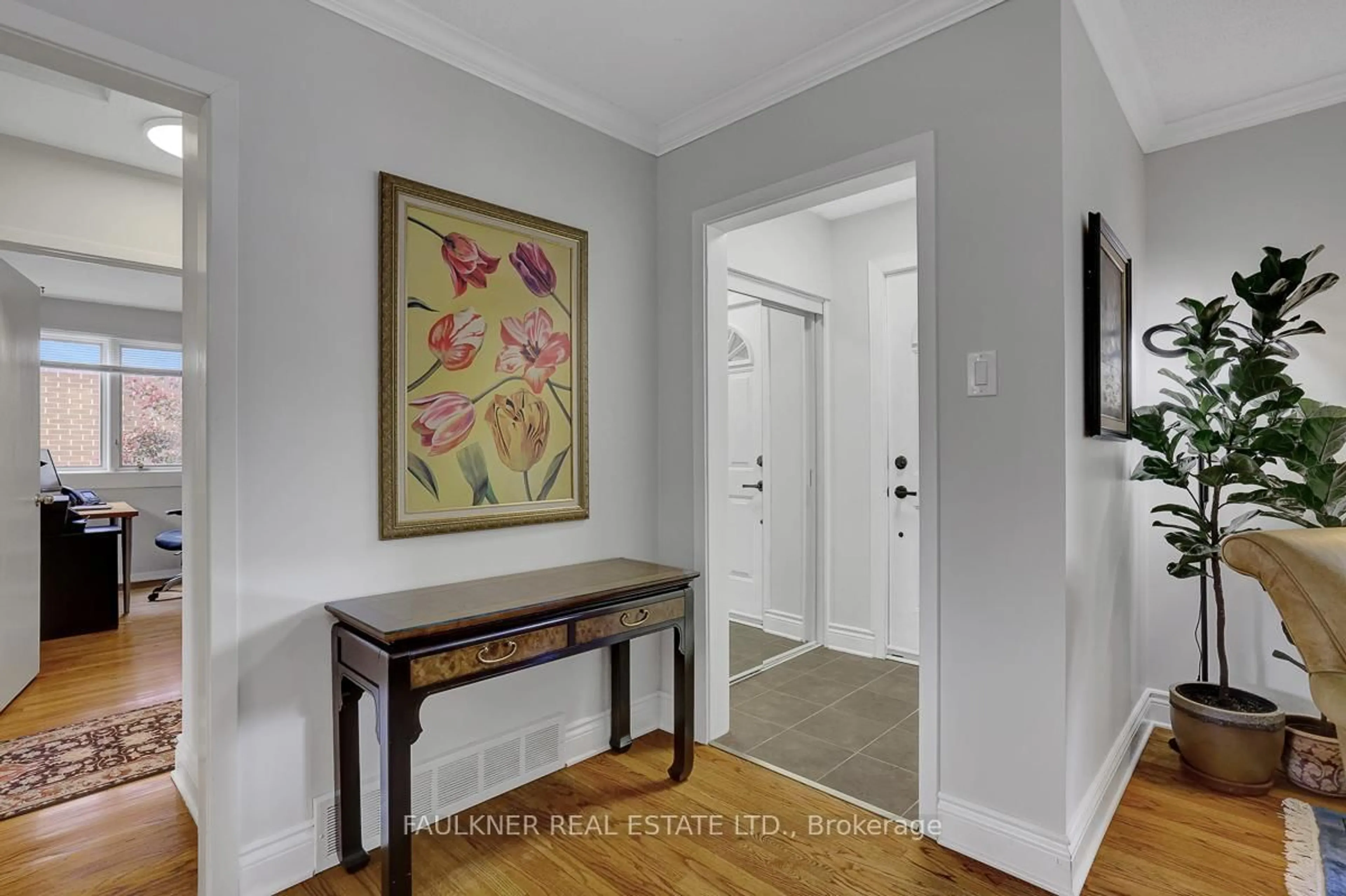 Indoor entryway for 1048 Cromwell Dr, Ottawa Ontario K1V 6K5