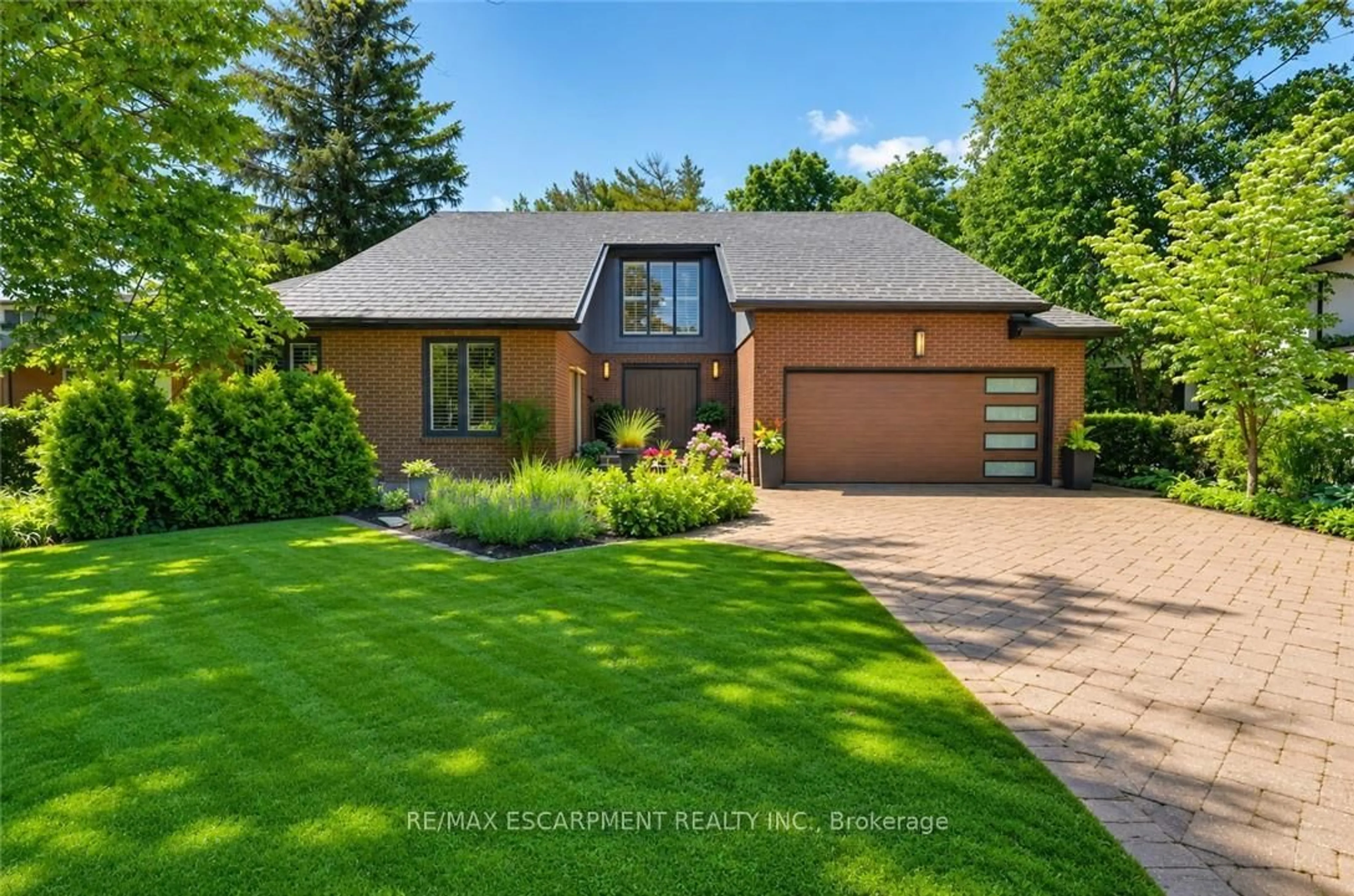 Home with brick exterior material, street for 7106 Woodgate St, Niagara Falls Ontario L2J 2C1