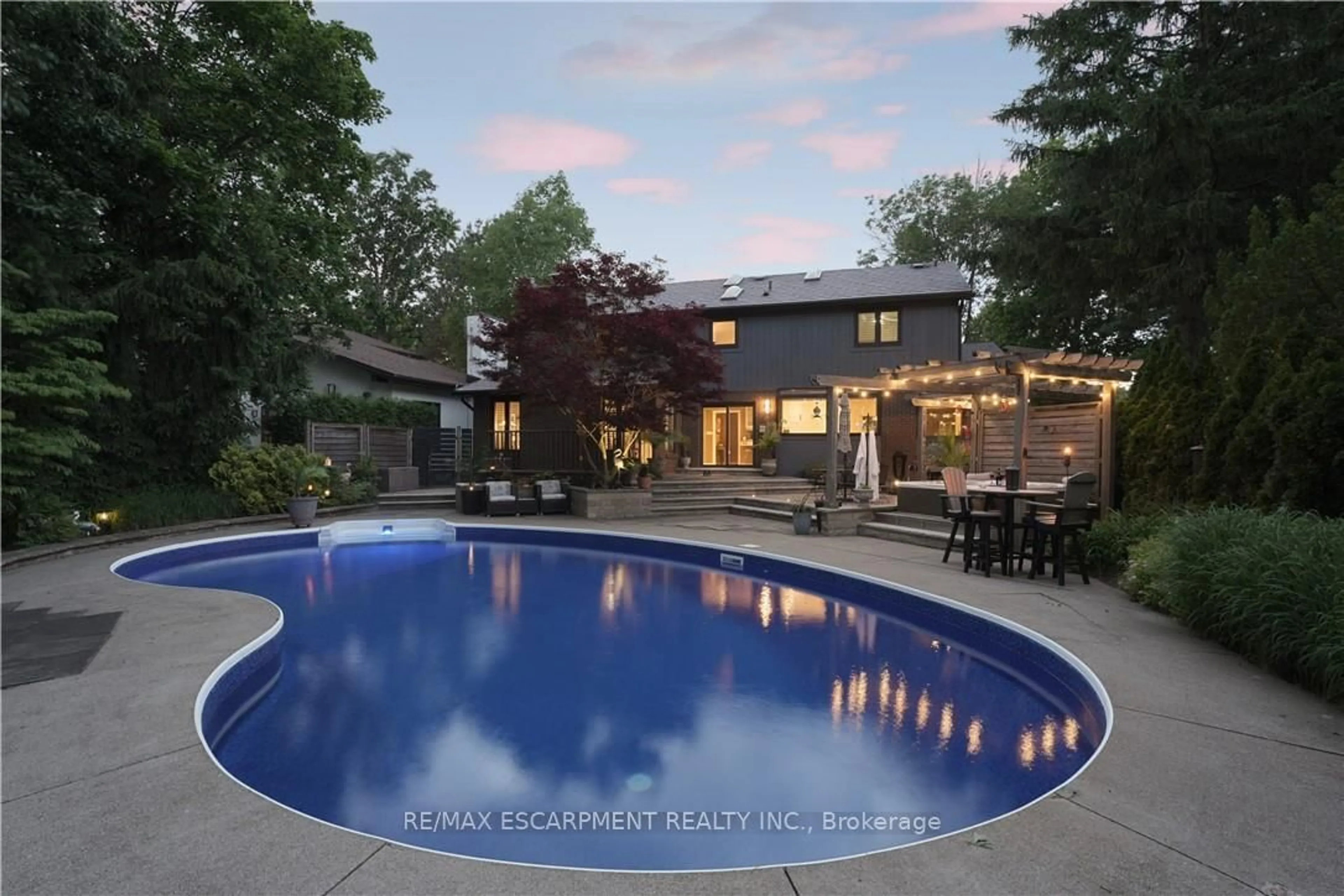 Pool for 7106 Woodgate St, Niagara Falls Ontario L2J 2C1