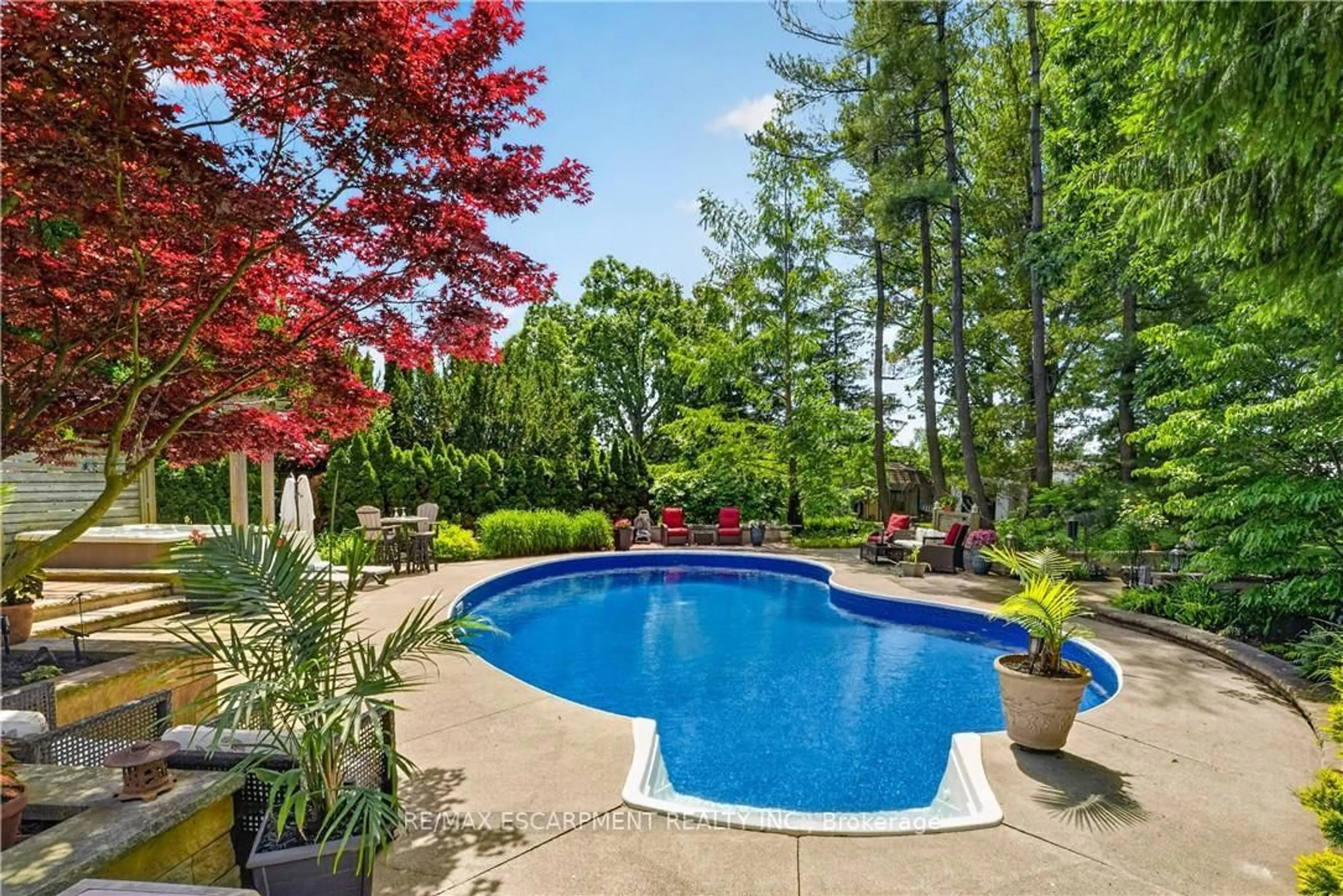Pool for 7106 Woodgate St, Niagara Falls Ontario L2J 2C1