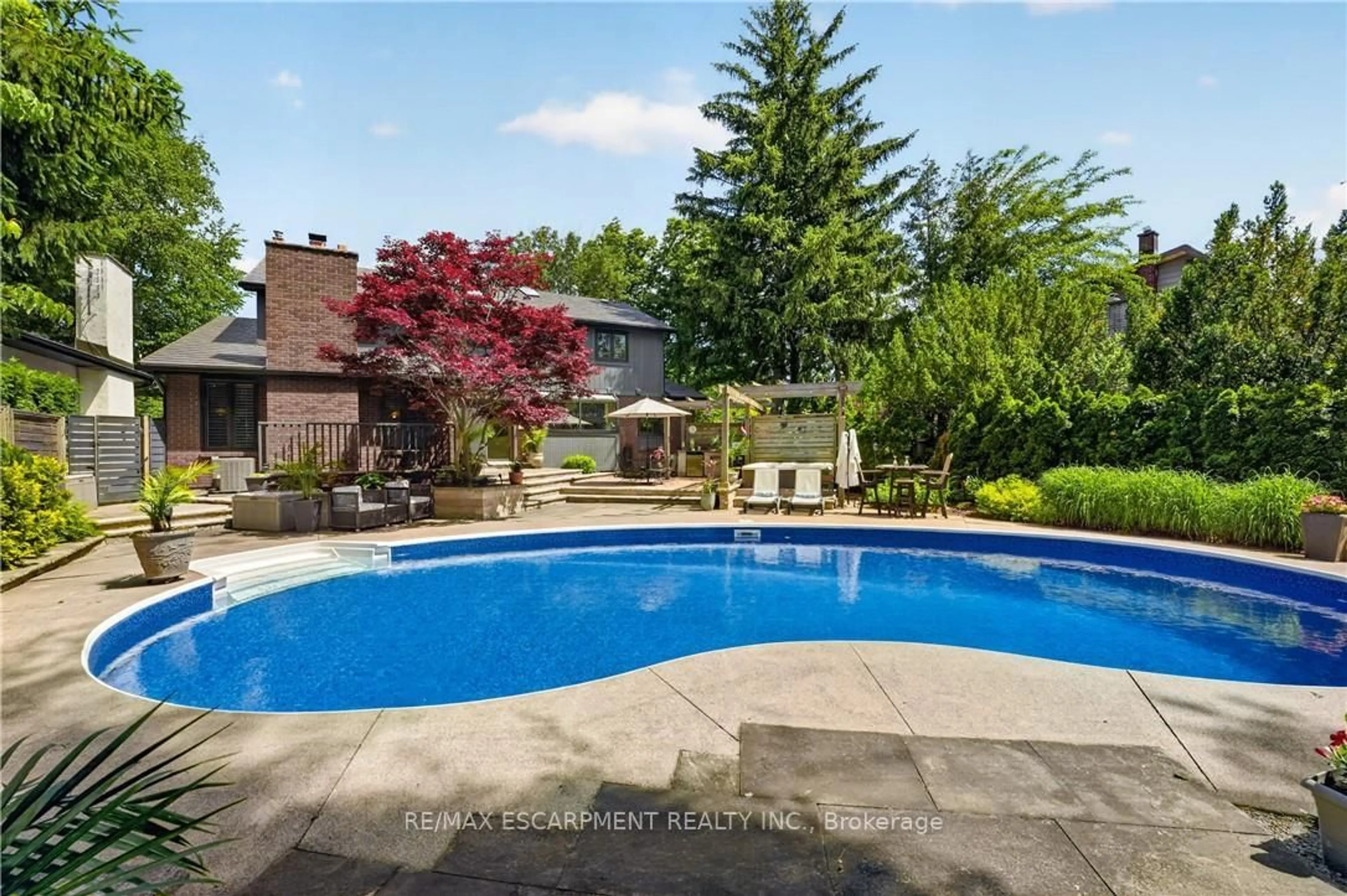 Pool for 7106 Woodgate St, Niagara Falls Ontario L2J 2C1
