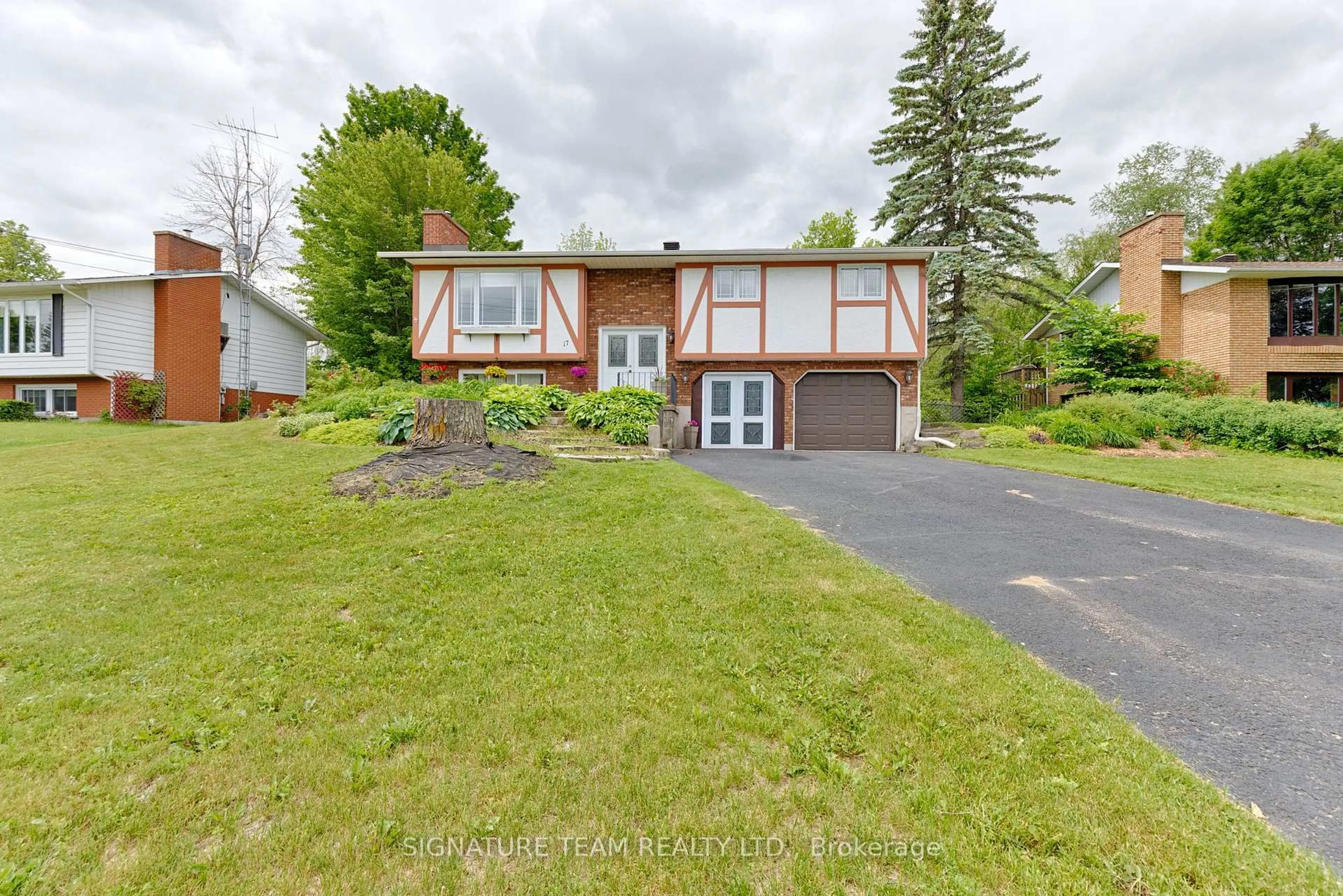 A pic from outside/outdoor area/front of a property/back of a property/a pic from drone, unknown for 17 Ross St, Cobden Ontario K0J 1K0