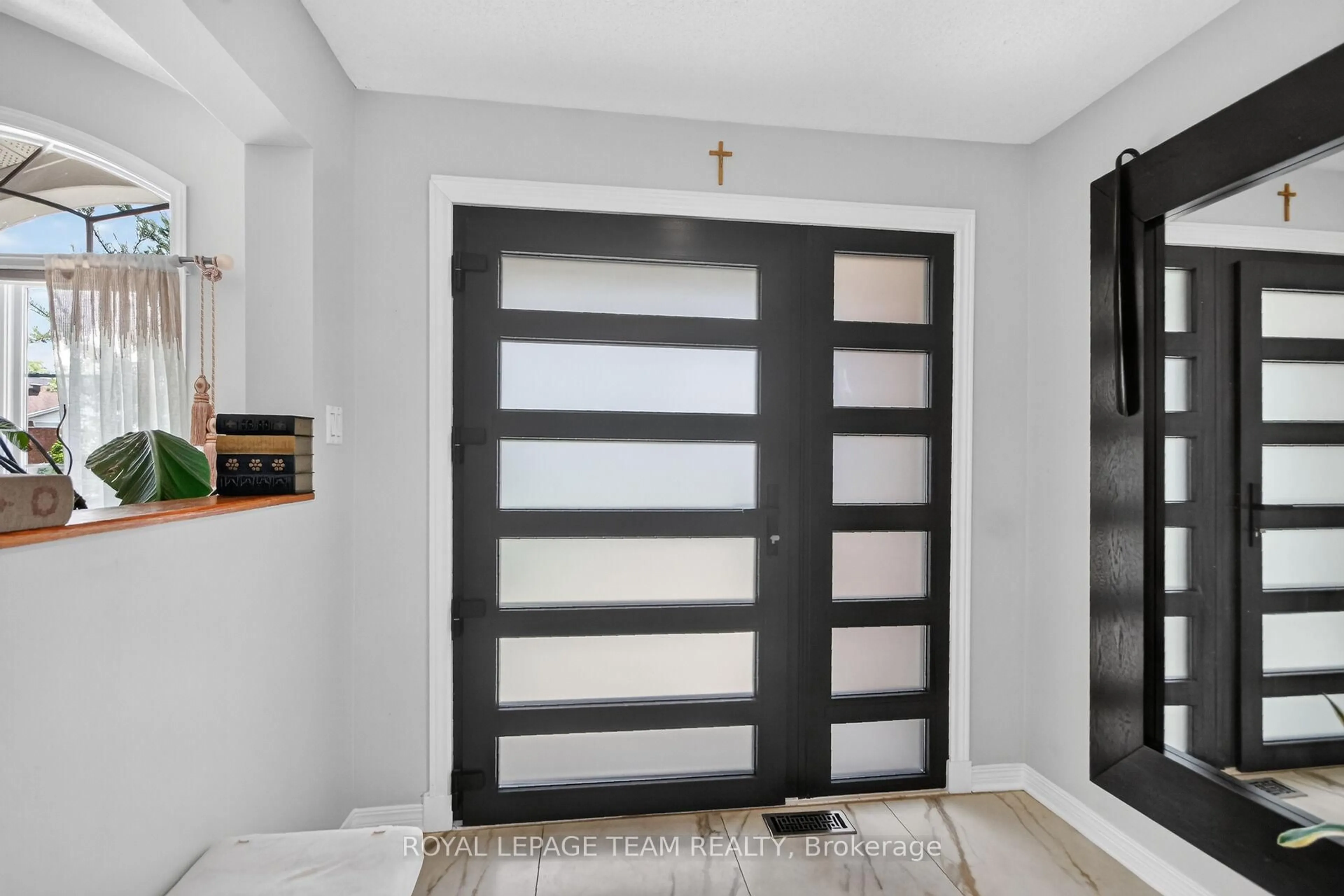 Indoor entryway for 58 Forest Gate Way, Ottawa Ontario K2G 6P4