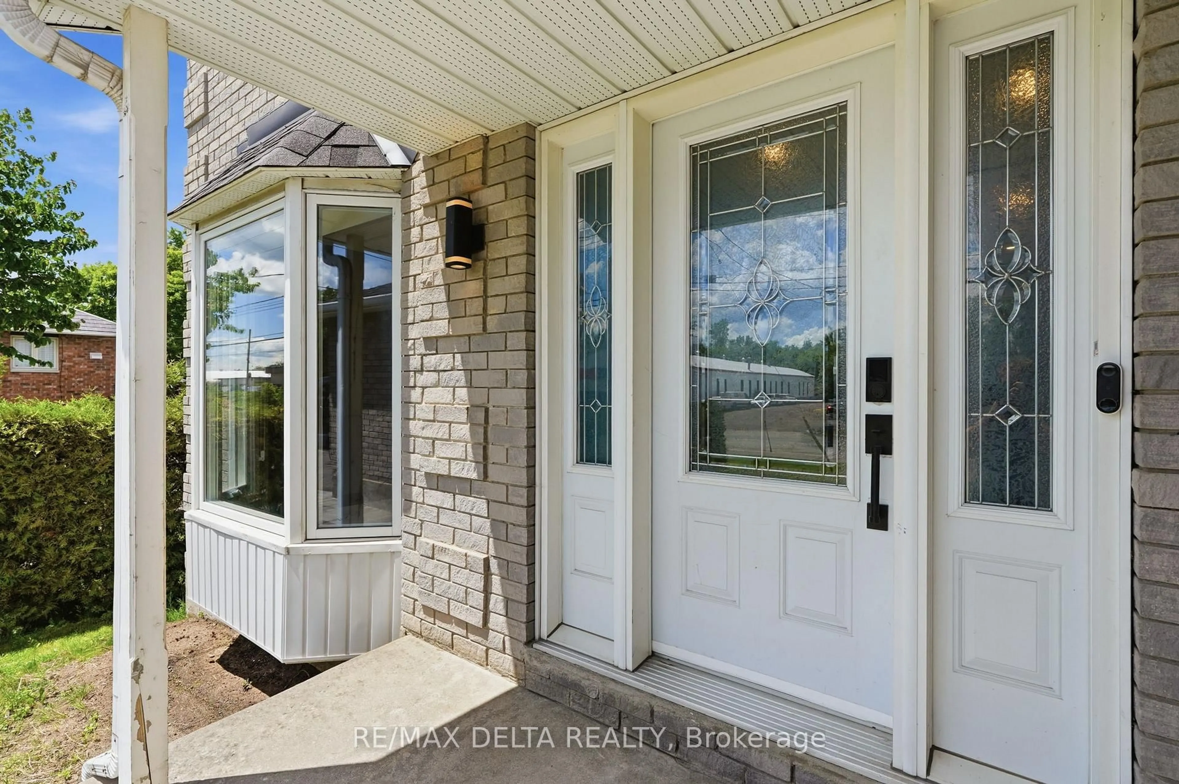 Indoor entryway for 1791 Queensdale Ave, Ottawa Ontario K1T 1J7