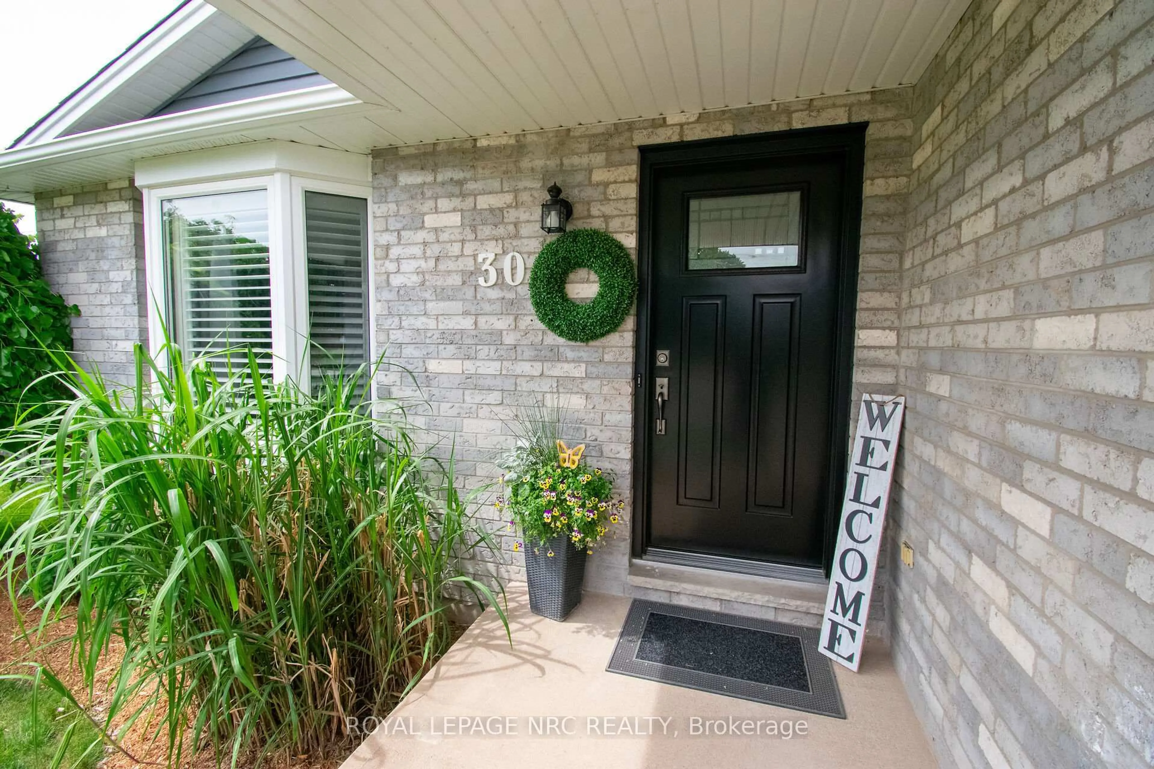 Indoor entryway for 30 Elderwood Dr, St. Catharines Ontario L2S 3E5