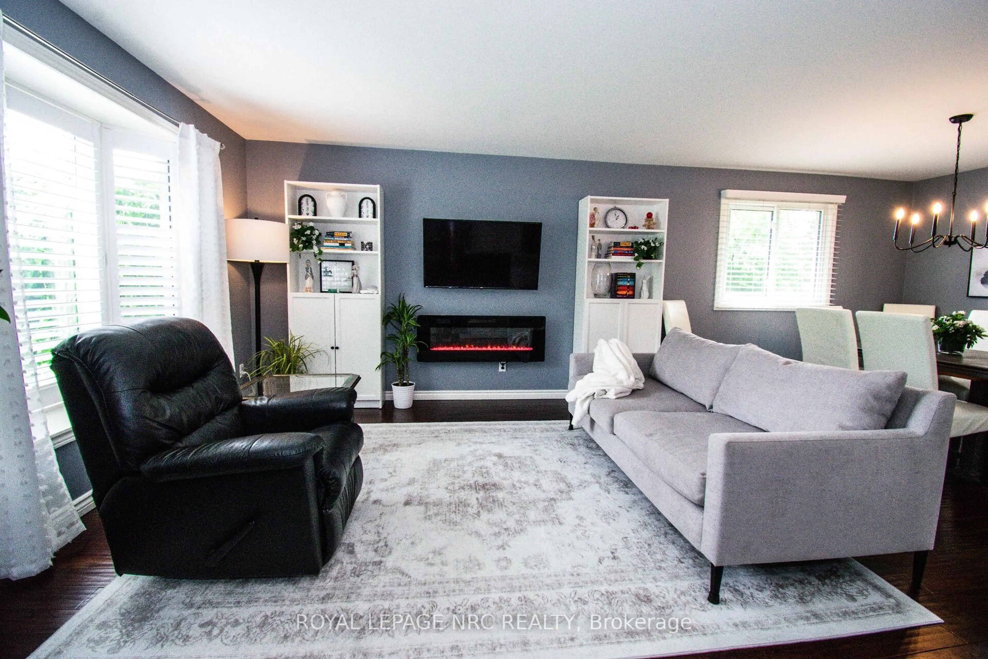 Living room with furniture, unknown for 30 Elderwood Dr, St. Catharines Ontario L2S 3E5