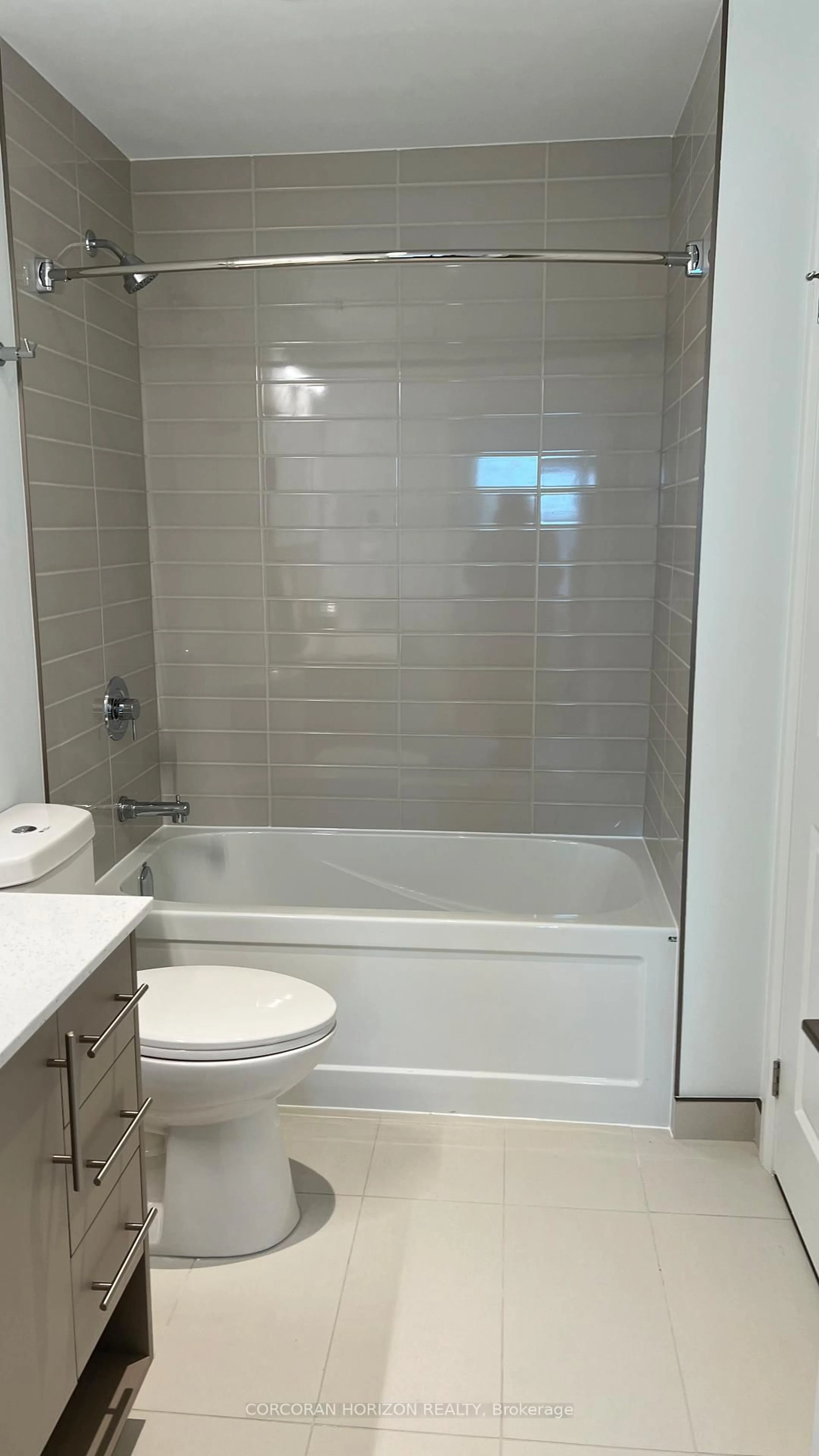 Standard bathroom, ceramic/tile floor for 525 New Dundee Rd #413, Kitchener Ontario N2P 0K8