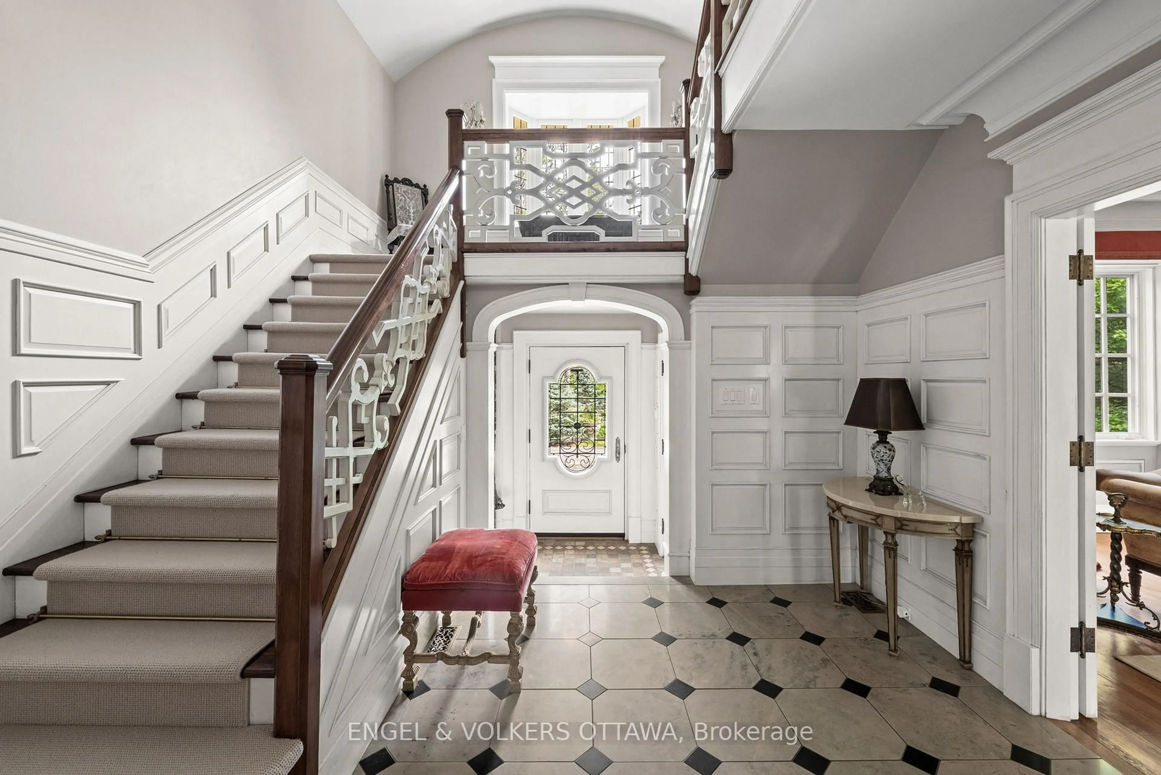 Indoor entryway for 218 Coltrin Rd, Ottawa Ontario K1M 0A6