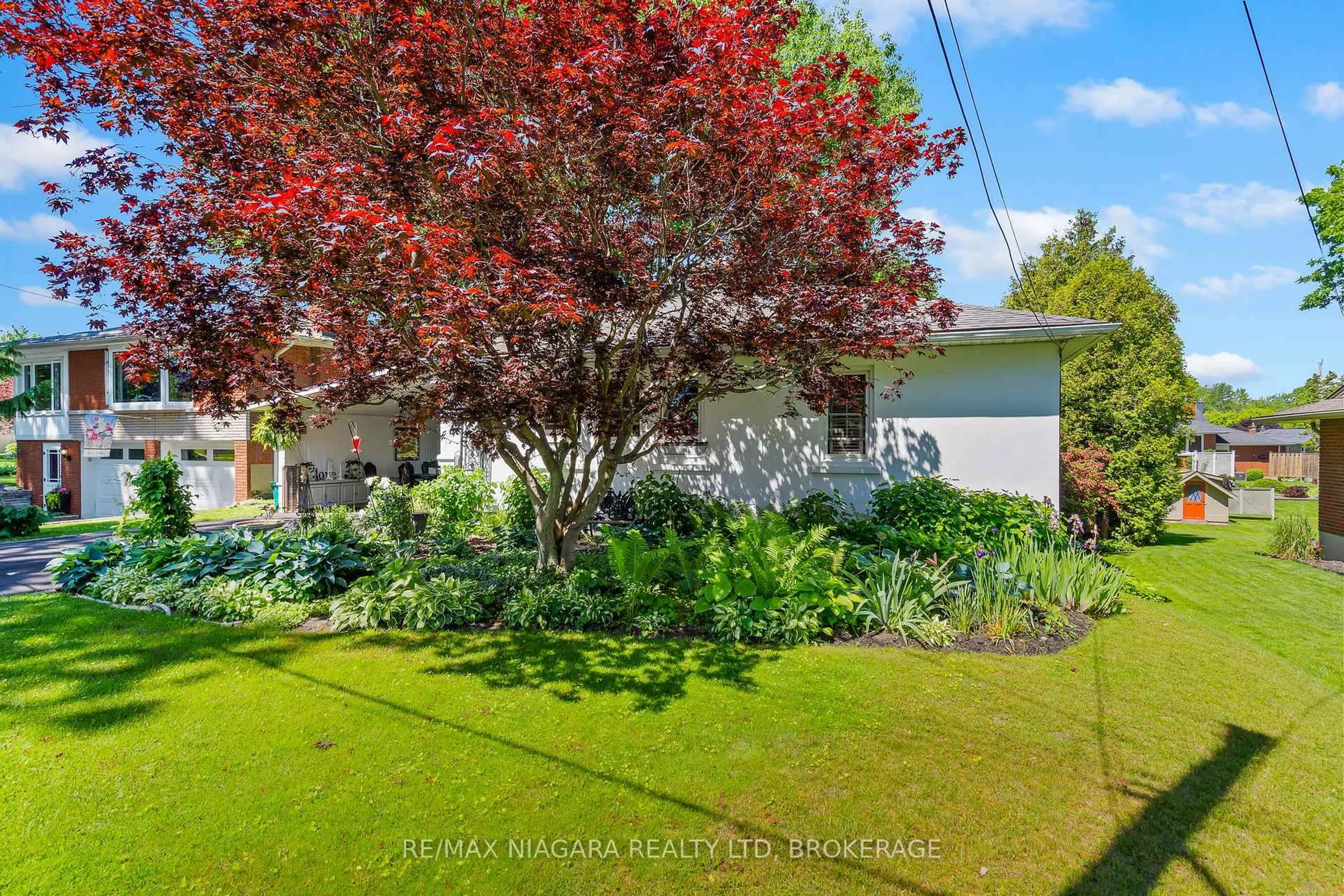 A pic from outside/outdoor area/front of a property/back of a property/a pic from drone, street for 48 Oakridge Cres, Port Colborne Ontario L3K 2T4