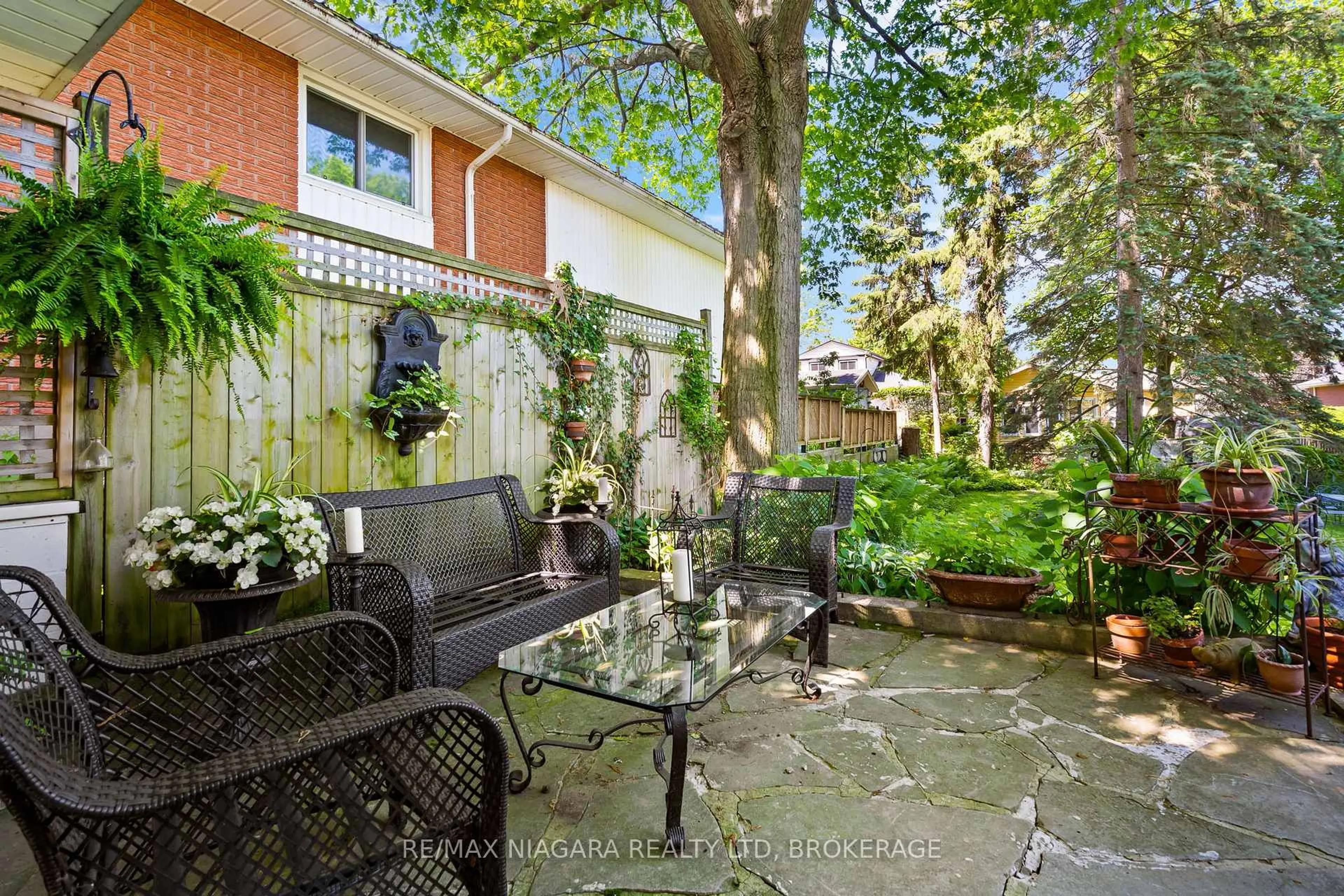 Patio, street for 48 Oakridge Cres, Port Colborne Ontario L3K 2T4