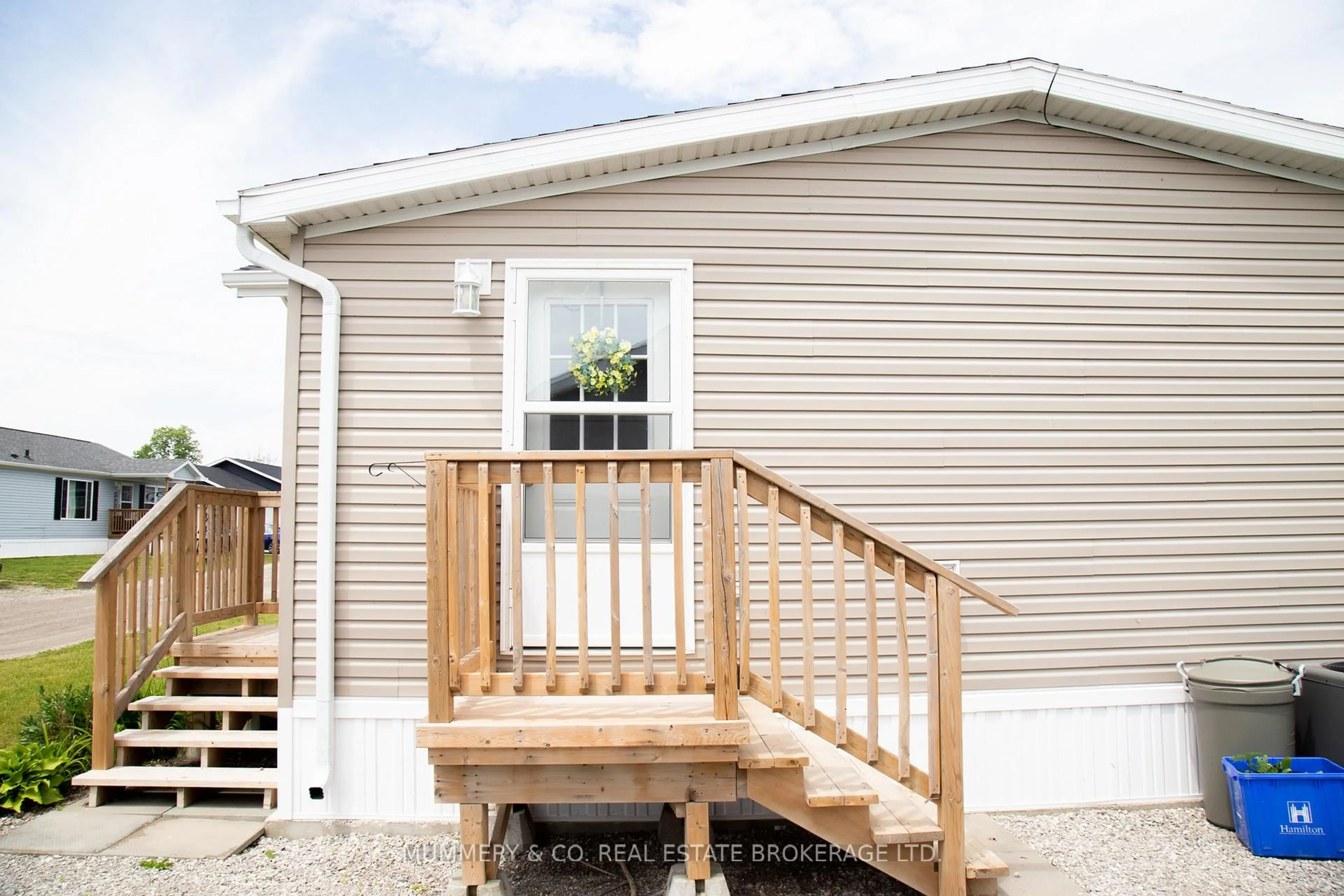 Home with vinyl exterior material, water/lake/river/ocean view for 26 Hickory Hllw, Haldimand Ontario N0A 1L0