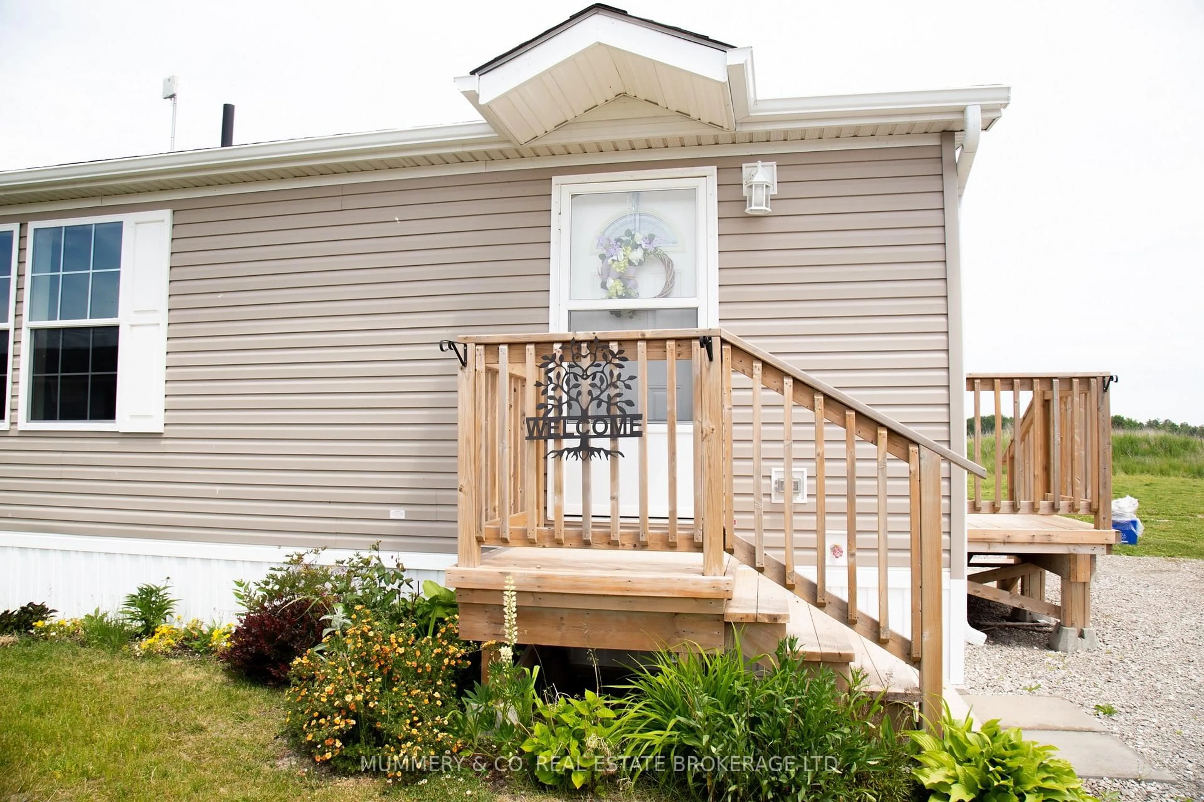 Home with vinyl exterior material, street for 26 Hickory Hllw, Haldimand Ontario N0A 1L0