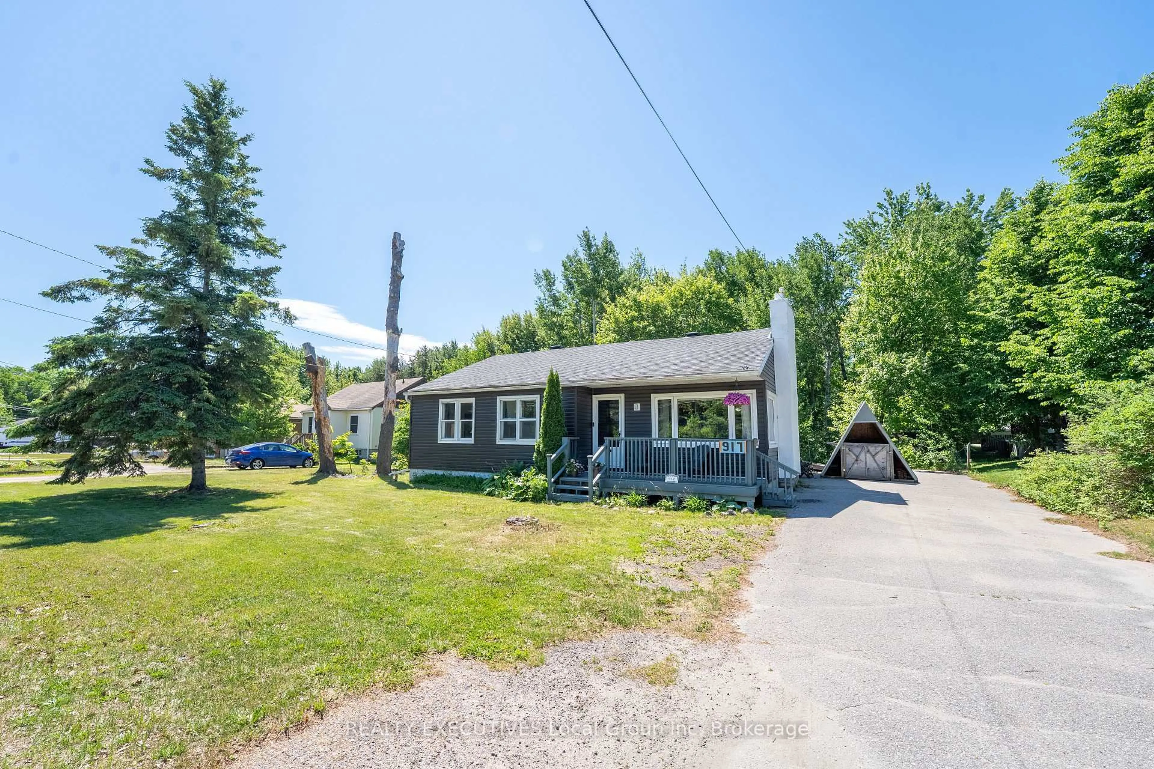 A pic from outside/outdoor area/front of a property/back of a property/a pic from drone, street for 917 Lakeshore Dr, North Bay Ontario P1A 2H1