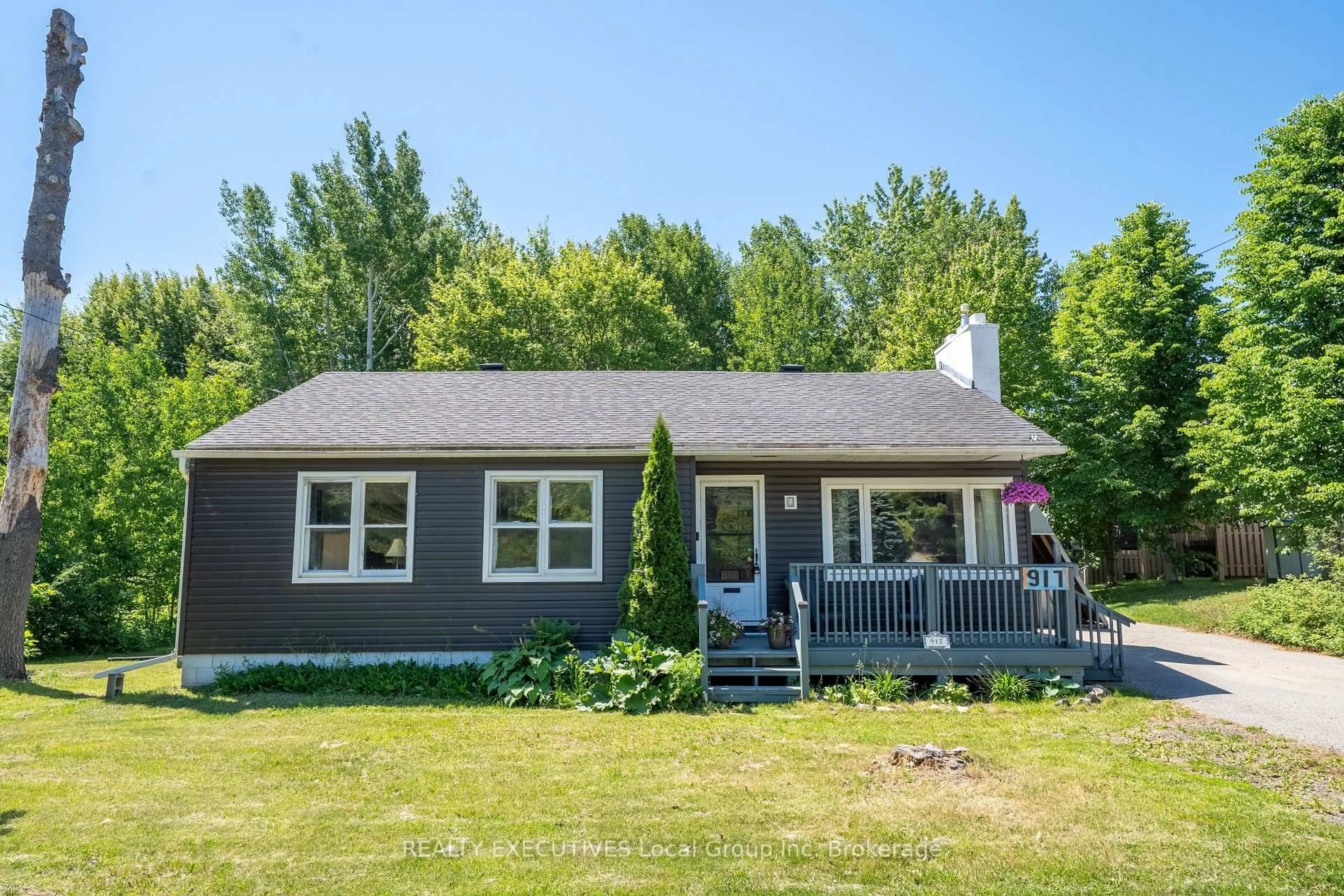 Home with vinyl exterior material, street for 917 Lakeshore Dr, North Bay Ontario P1A 2H1
