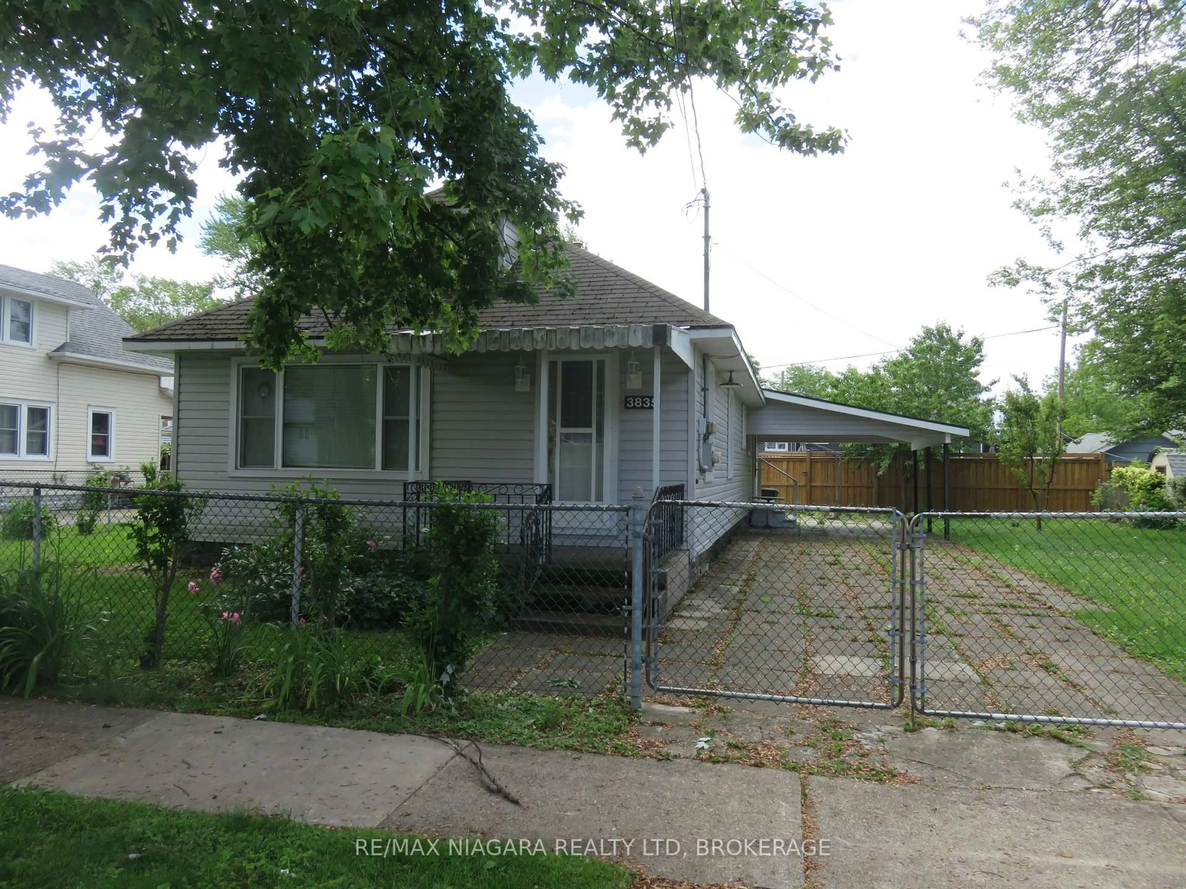 A pic from outside/outdoor area/front of a property/back of a property/a pic from drone, street for 3835 Roxborough Ave, Fort Erie Ontario L0S 1B0
