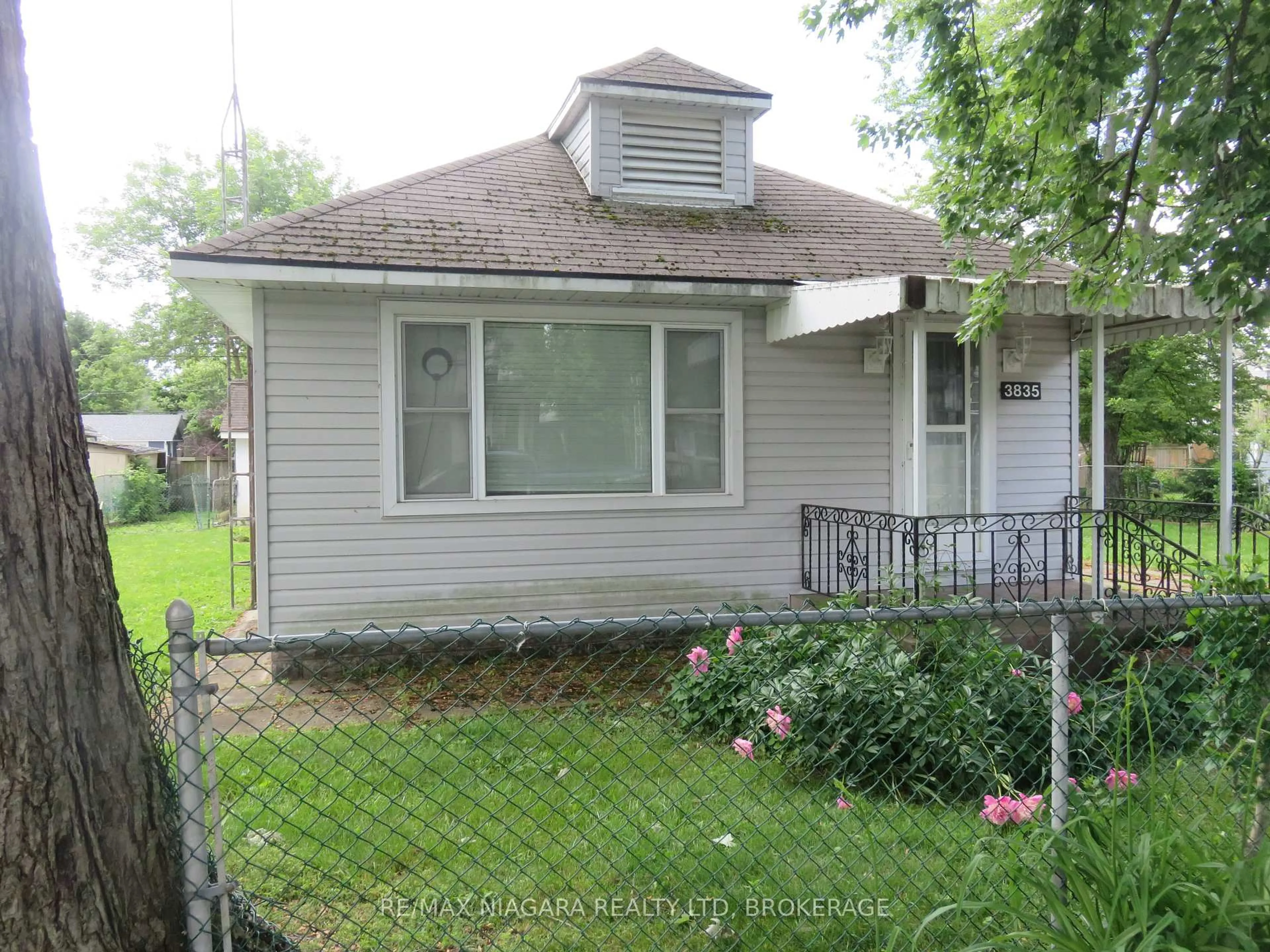 Home with vinyl exterior material, street for 3835 Roxborough Ave, Fort Erie Ontario L0S 1B0