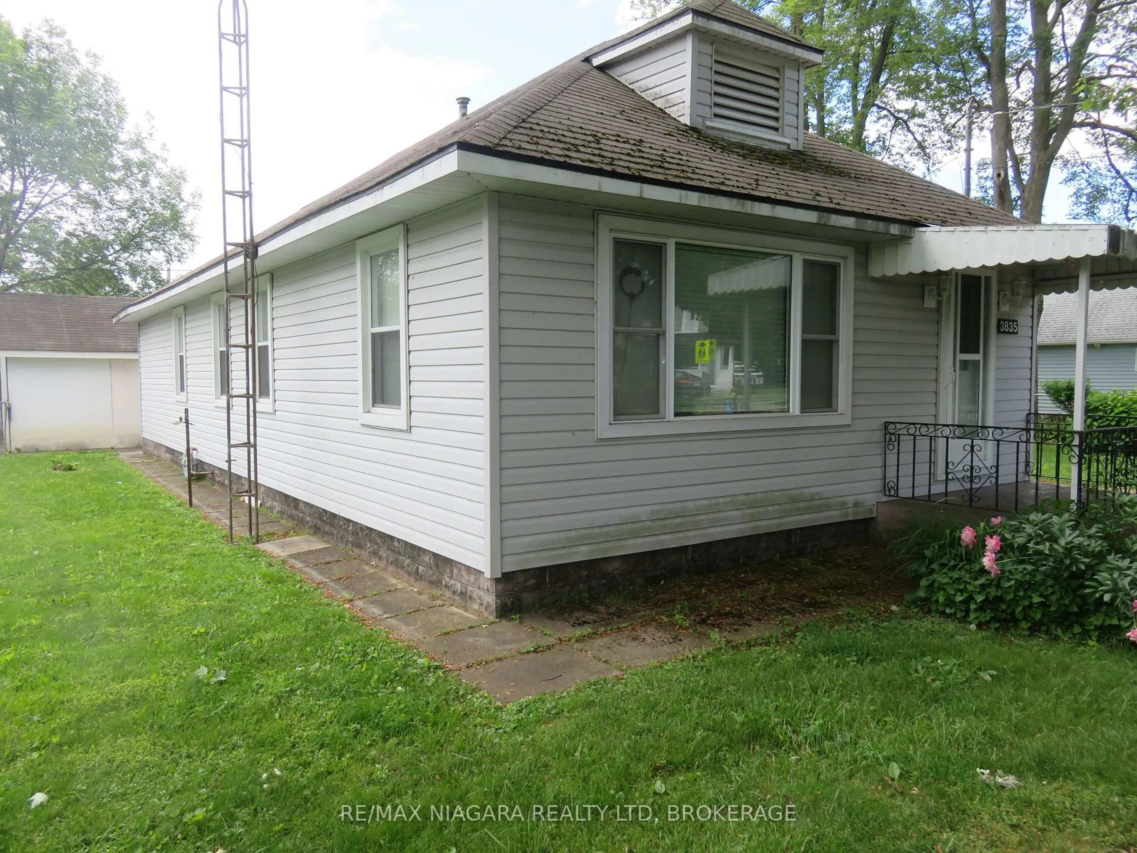 Home with vinyl exterior material, building for 3835 Roxborough Ave, Fort Erie Ontario L0S 1B0