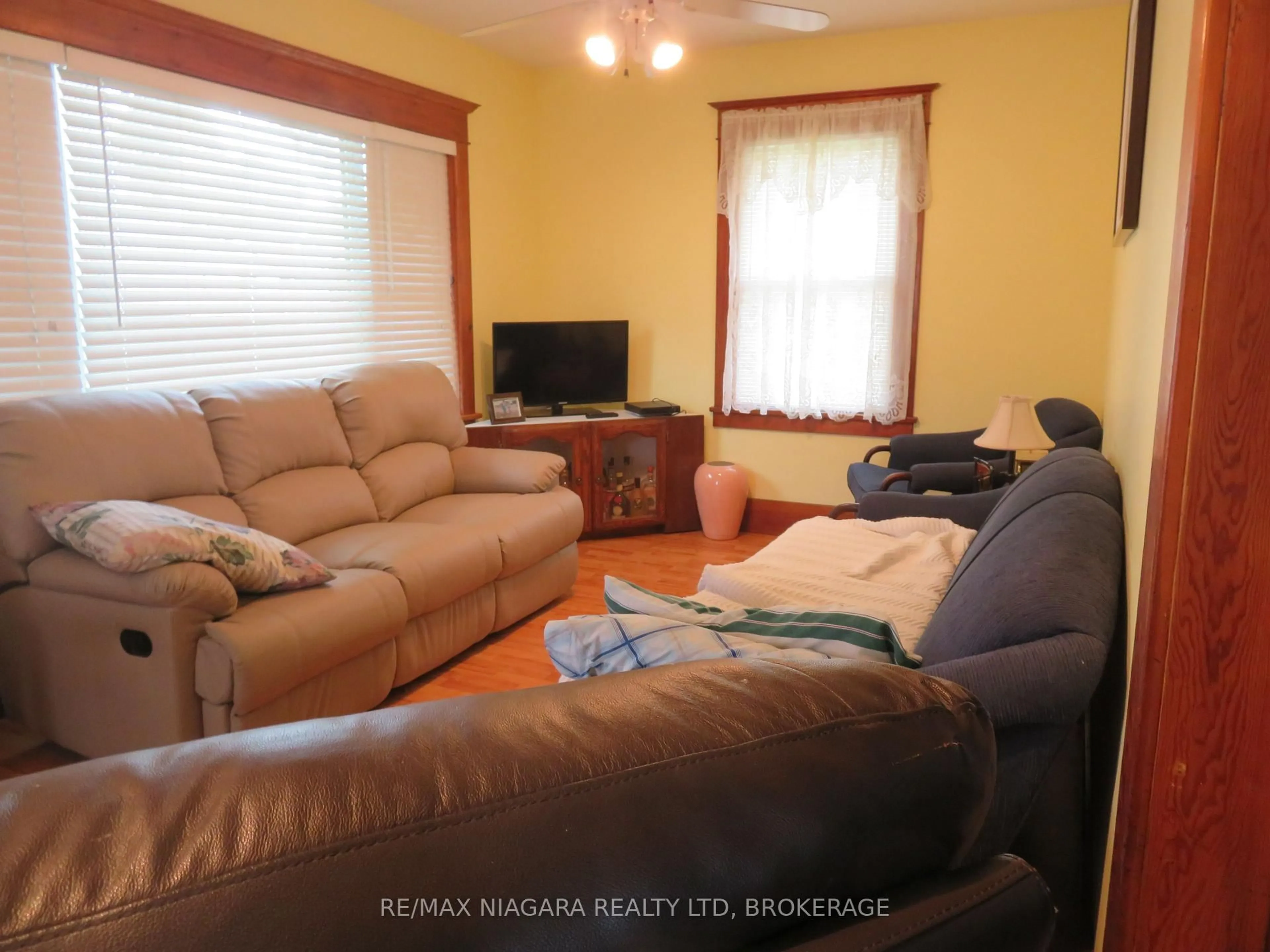 Living room with furniture, wood/laminate floor for 3835 Roxborough Ave, Fort Erie Ontario L0S 1B0