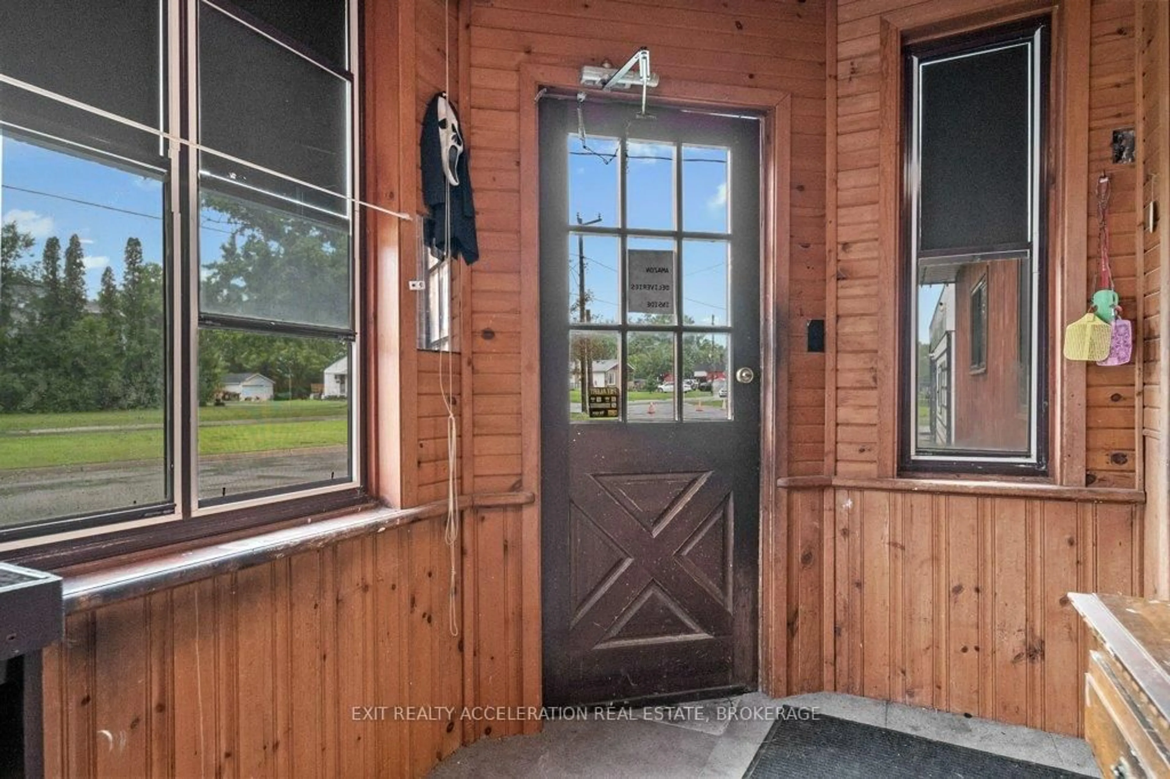 Indoor entryway for 108 Dundas St, Deseronto Ontario K0K 1X0