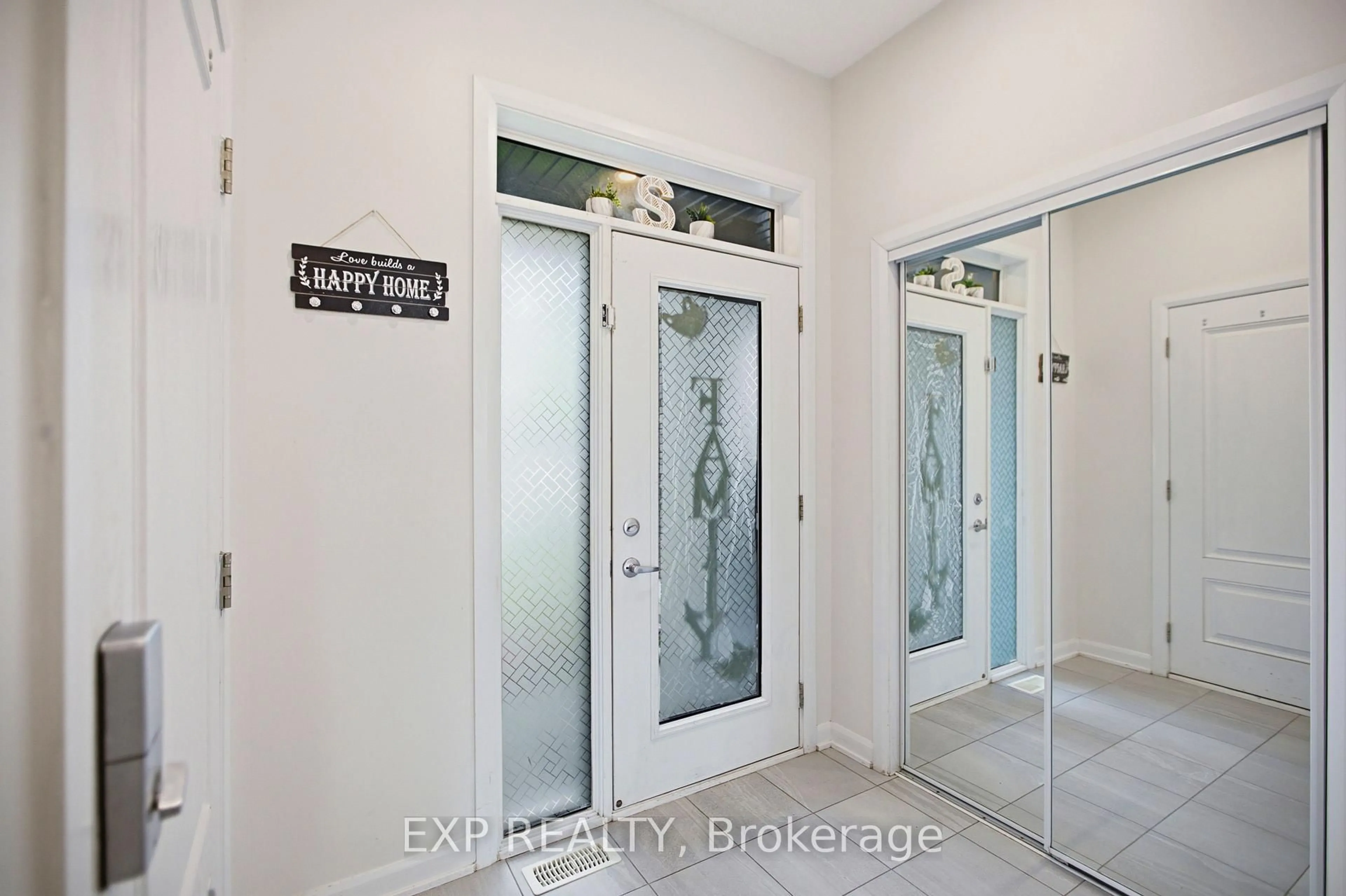 Indoor entryway for 107 Teelin Circ, Ottawa Ontario K2J 6T8