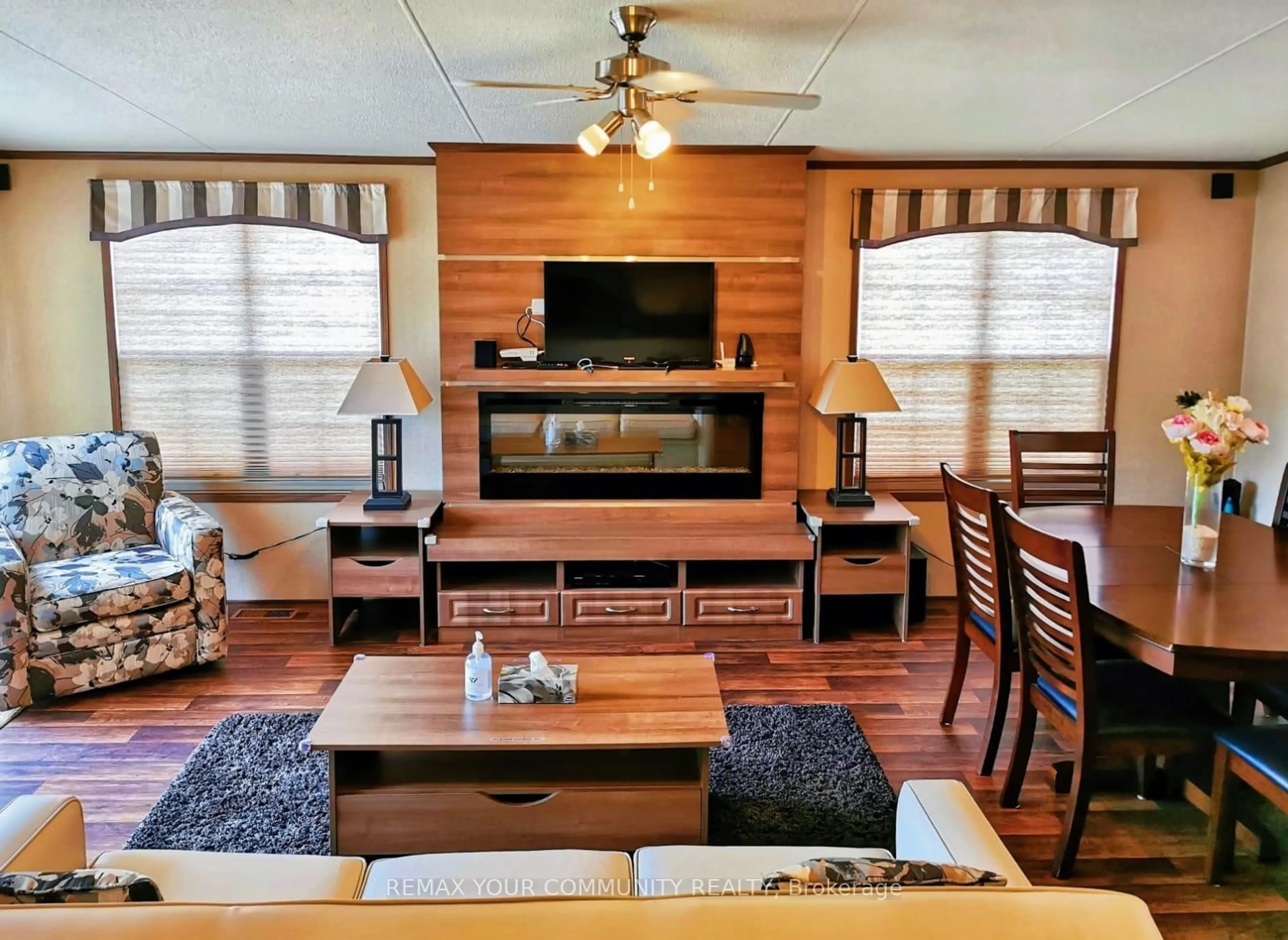 Living room with furniture, wood/laminate floor for 1501 Line 8 Rd #251, Niagara-on-the-Lake Ontario L0S 1L0