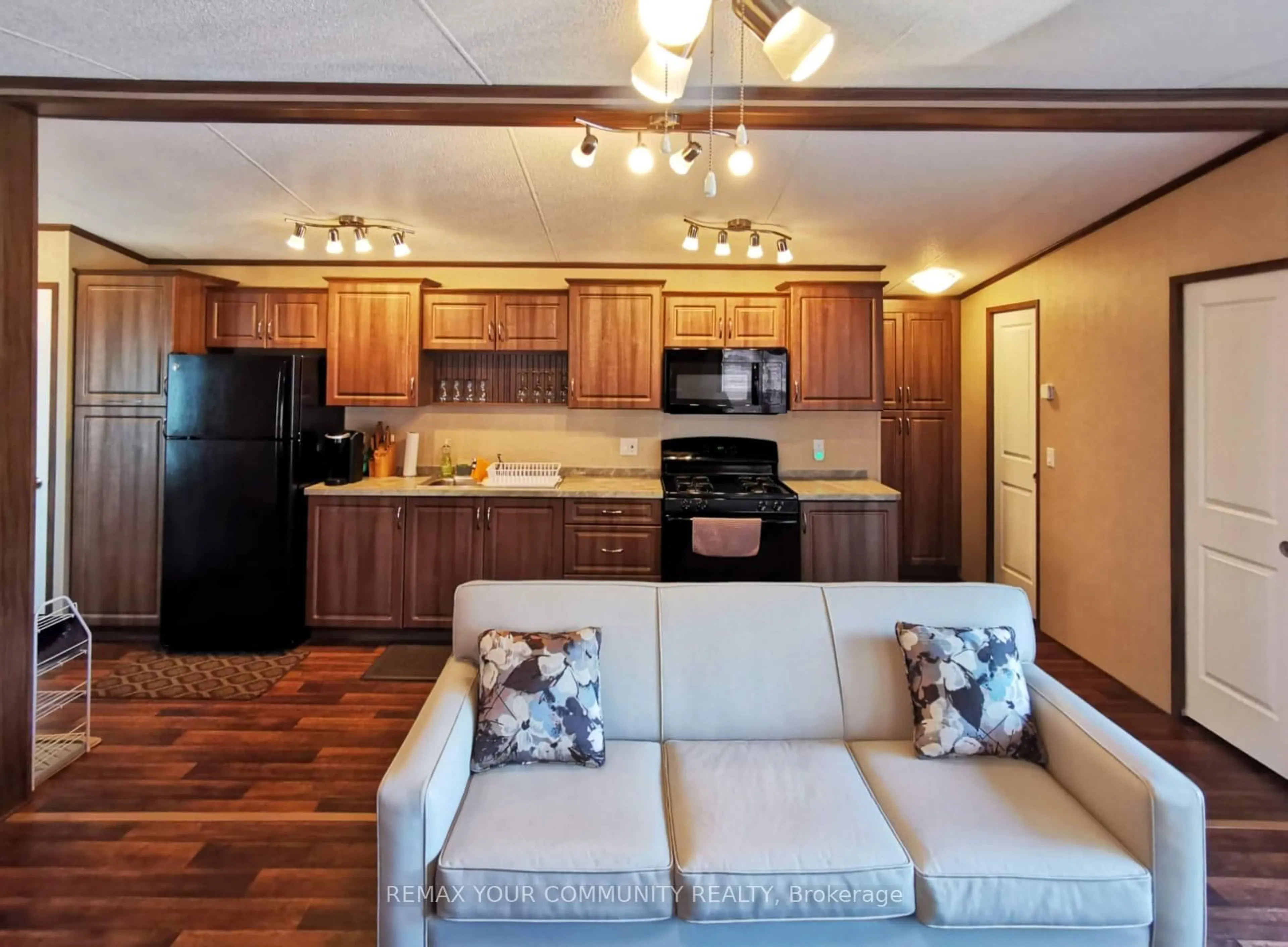 Open concept kitchen, wood/laminate floor for 1501 Line 8 Rd #251, Niagara-on-the-Lake Ontario L0S 1L0