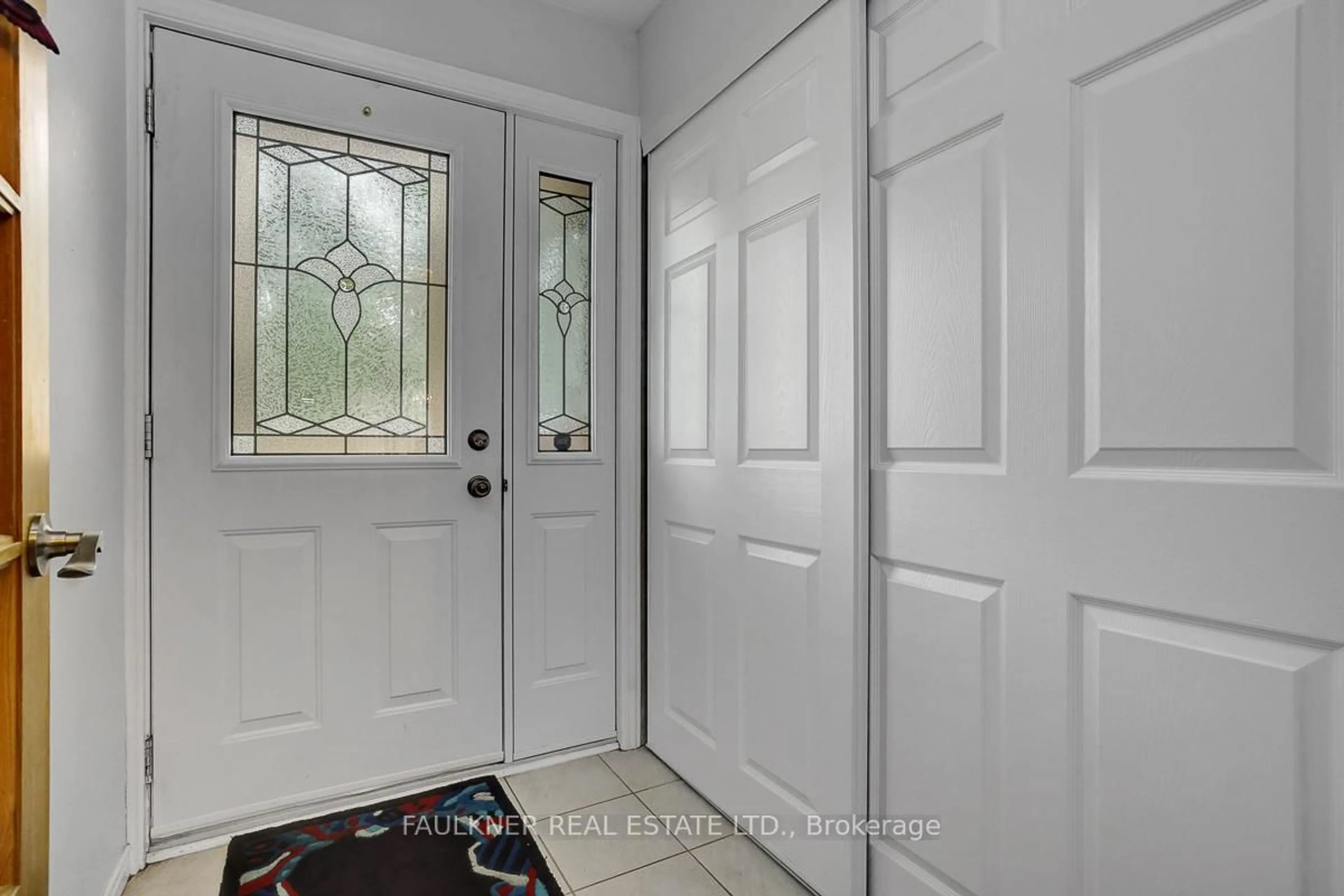Indoor entryway for 1526 Bourcier Dr, Ottawa Ontario K1E 3J5