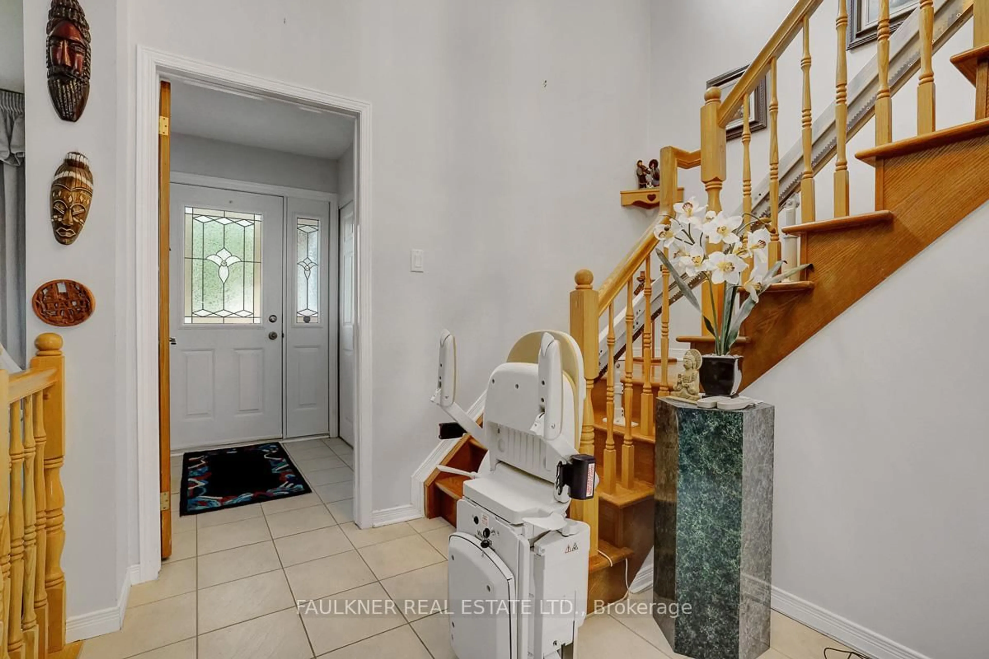 Indoor entryway for 1526 Bourcier Dr, Ottawa Ontario K1E 3J5