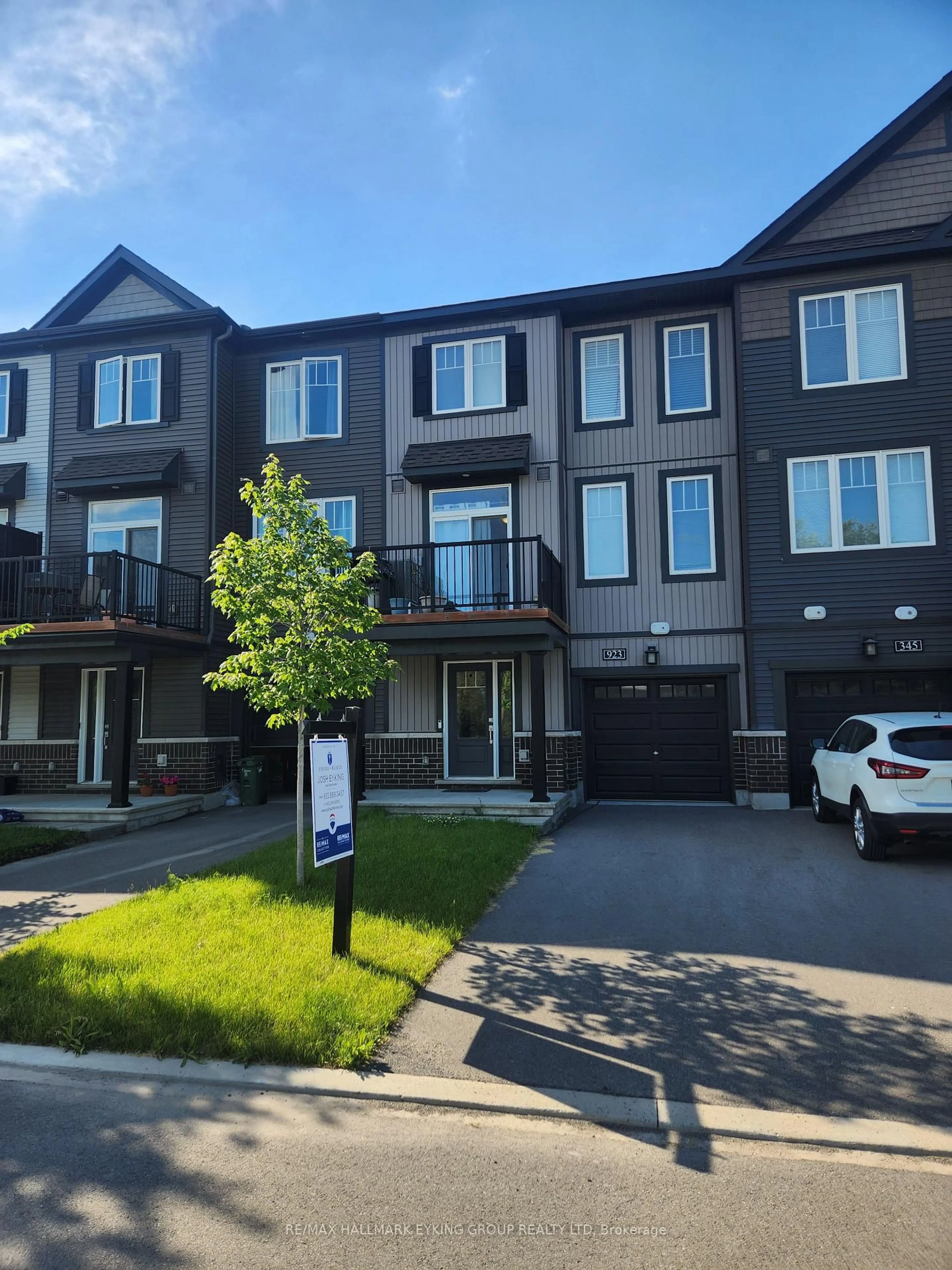 A pic from outside/outdoor area/front of a property/back of a property/a pic from drone, street for 923 Lixnaw Crt, Ottawa Ontario K2J 6Y3
