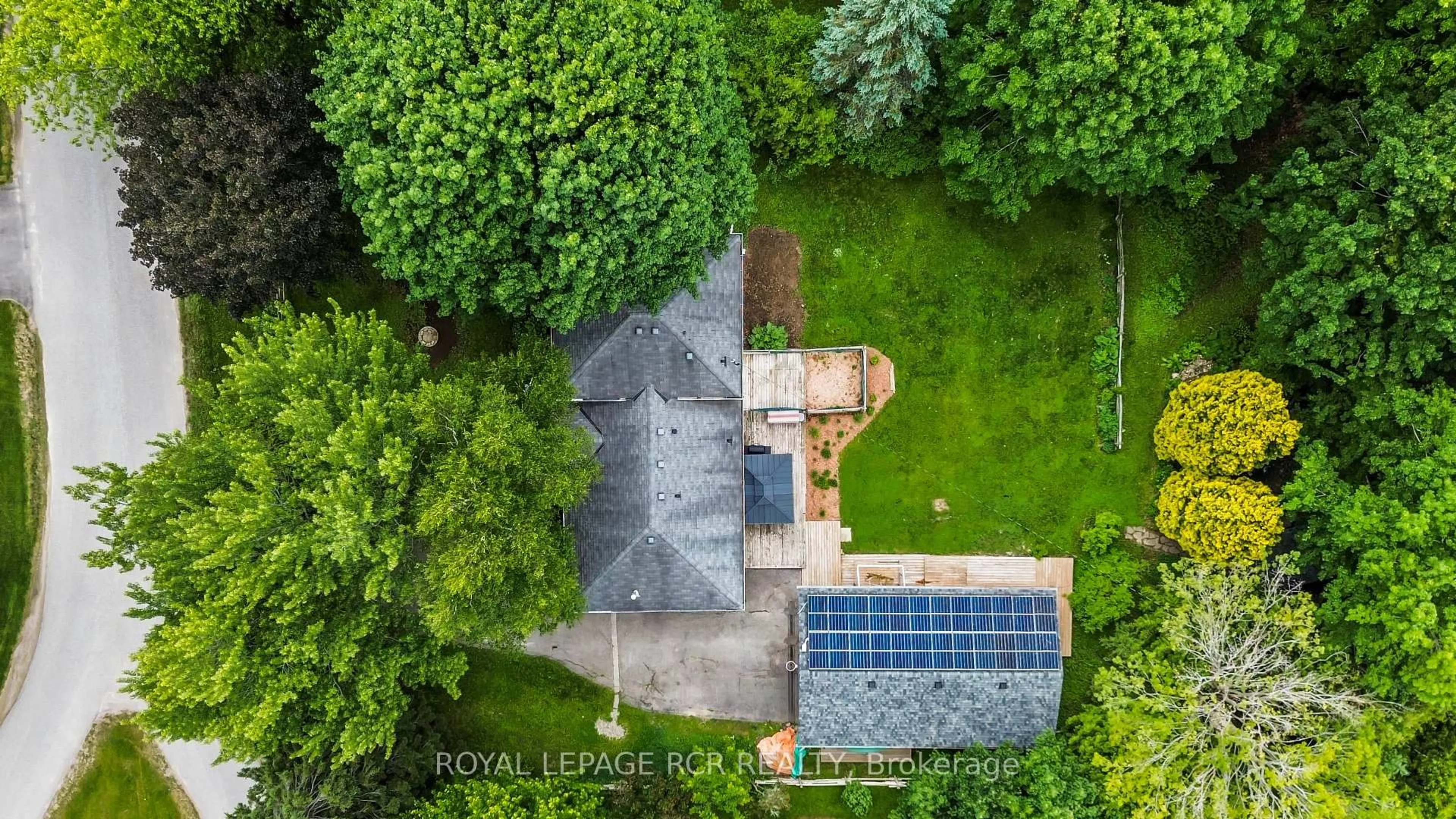 A pic from outside/outdoor area/front of a property/back of a property/a pic from drone, unknown for 22 Randy Ave, Mono Ontario L9W 2A3
