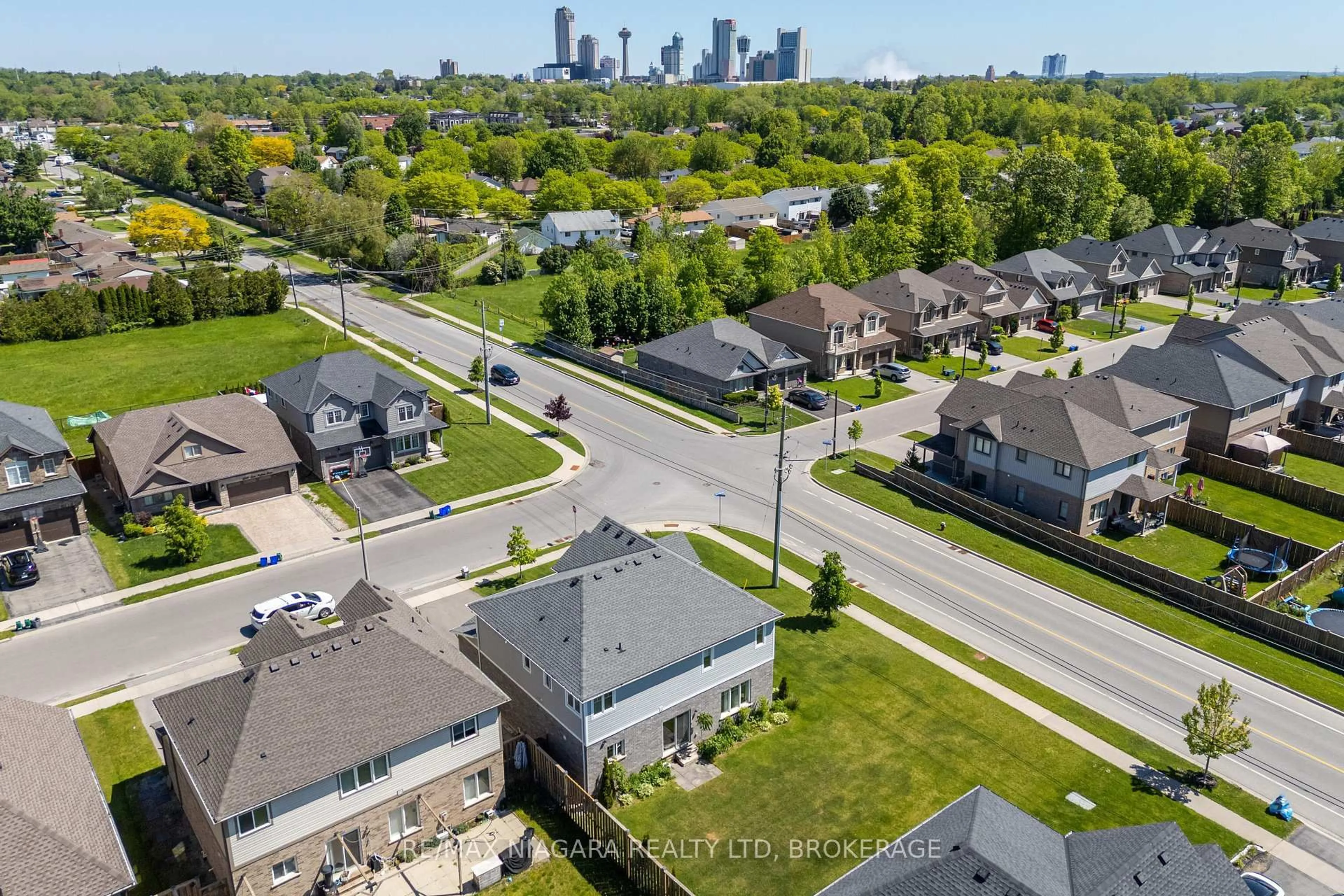 A pic from outside/outdoor area/front of a property/back of a property/a pic from drone, city buildings view from balcony for 6212 Sam Iorfida Dr, Niagara Falls Ontario L2G 0C9