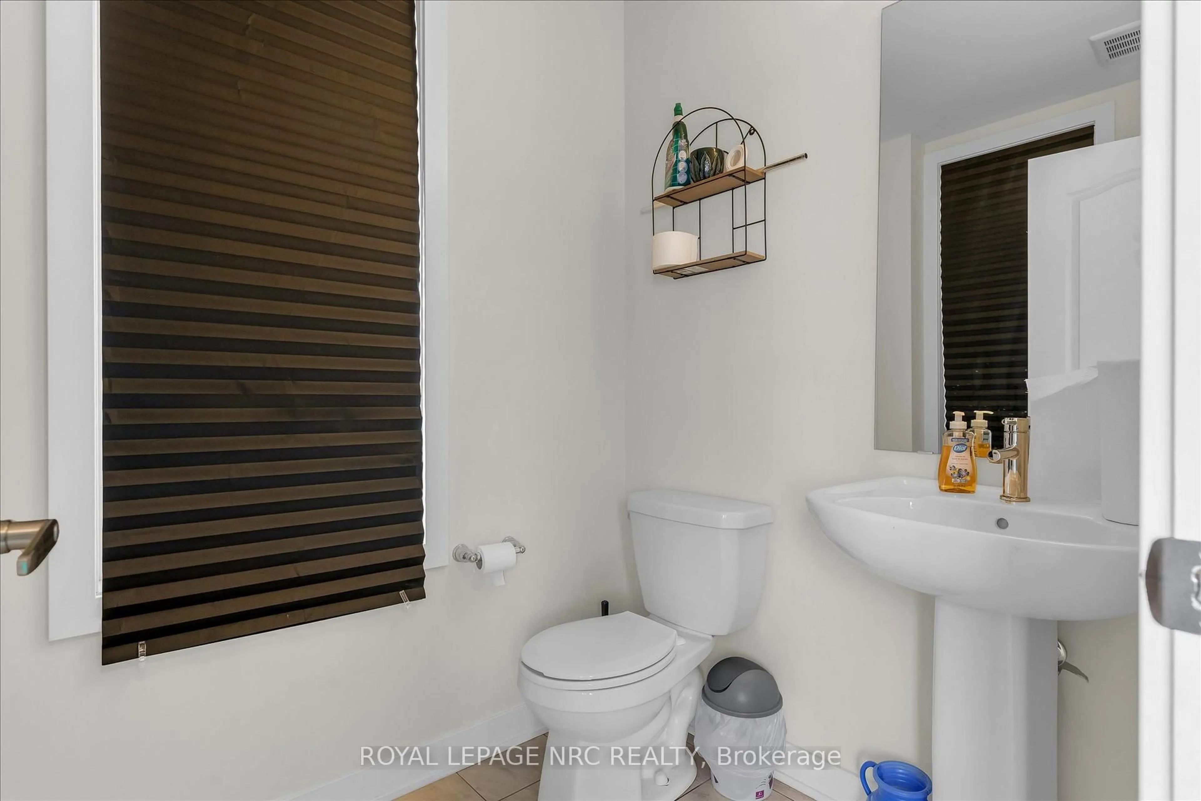 Standard bathroom, unknown for 8 Downriver Dr, Welland Ontario L3B 0M5