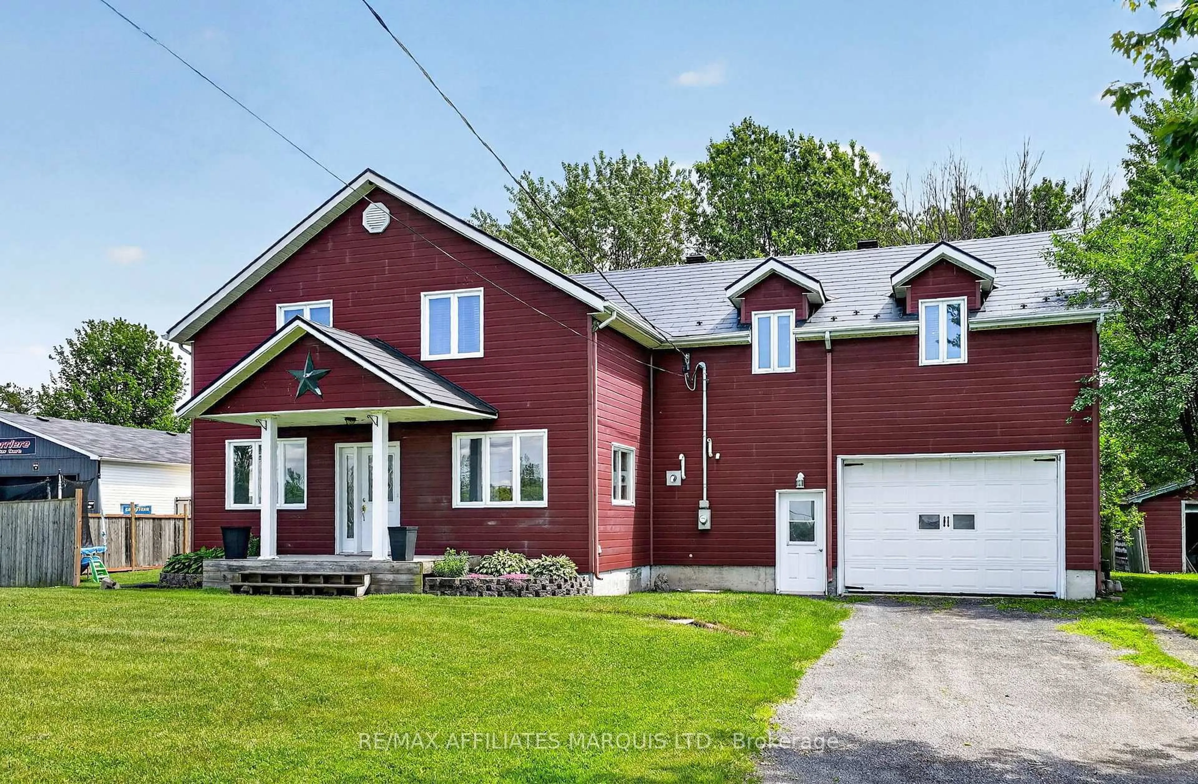 Home with vinyl exterior material, street for 22006 Old Highway 2, South Glengarry Ontario K0C 1E0