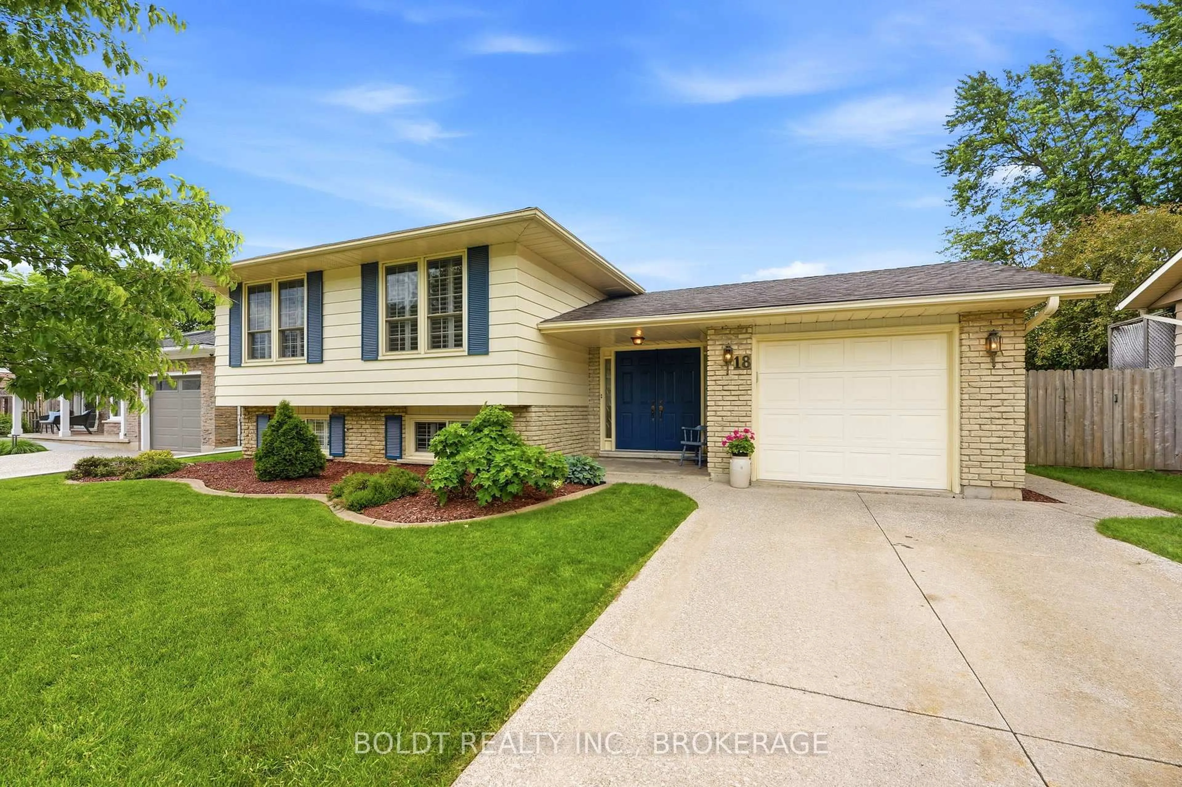 Home with vinyl exterior material, street for 18 Linhaven Crt, St. Catharines Ontario L2N 6V3