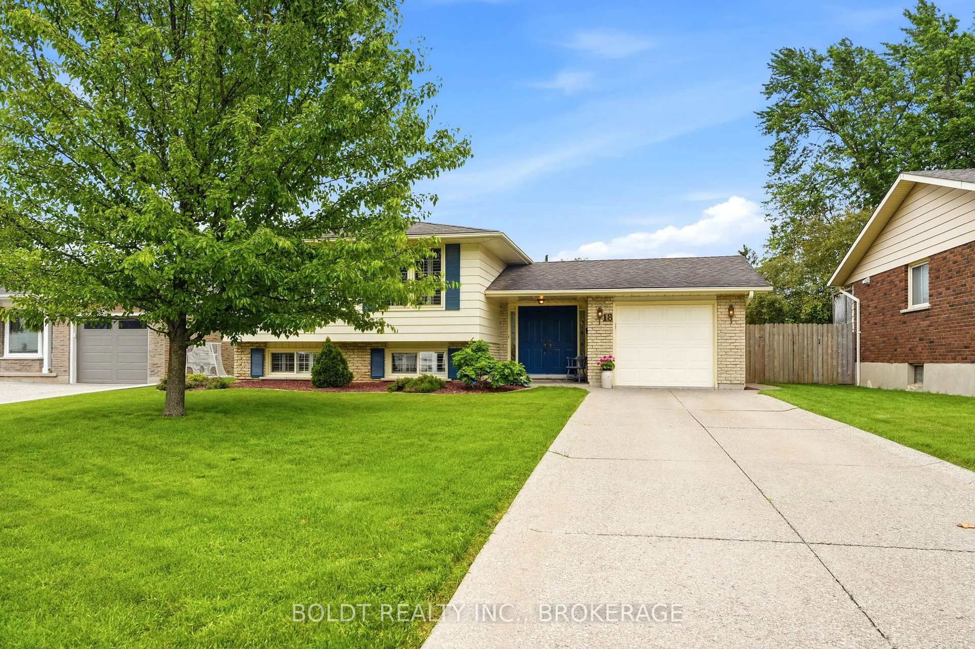 Home with vinyl exterior material, street for 18 Linhaven Crt, St. Catharines Ontario L2N 6V3